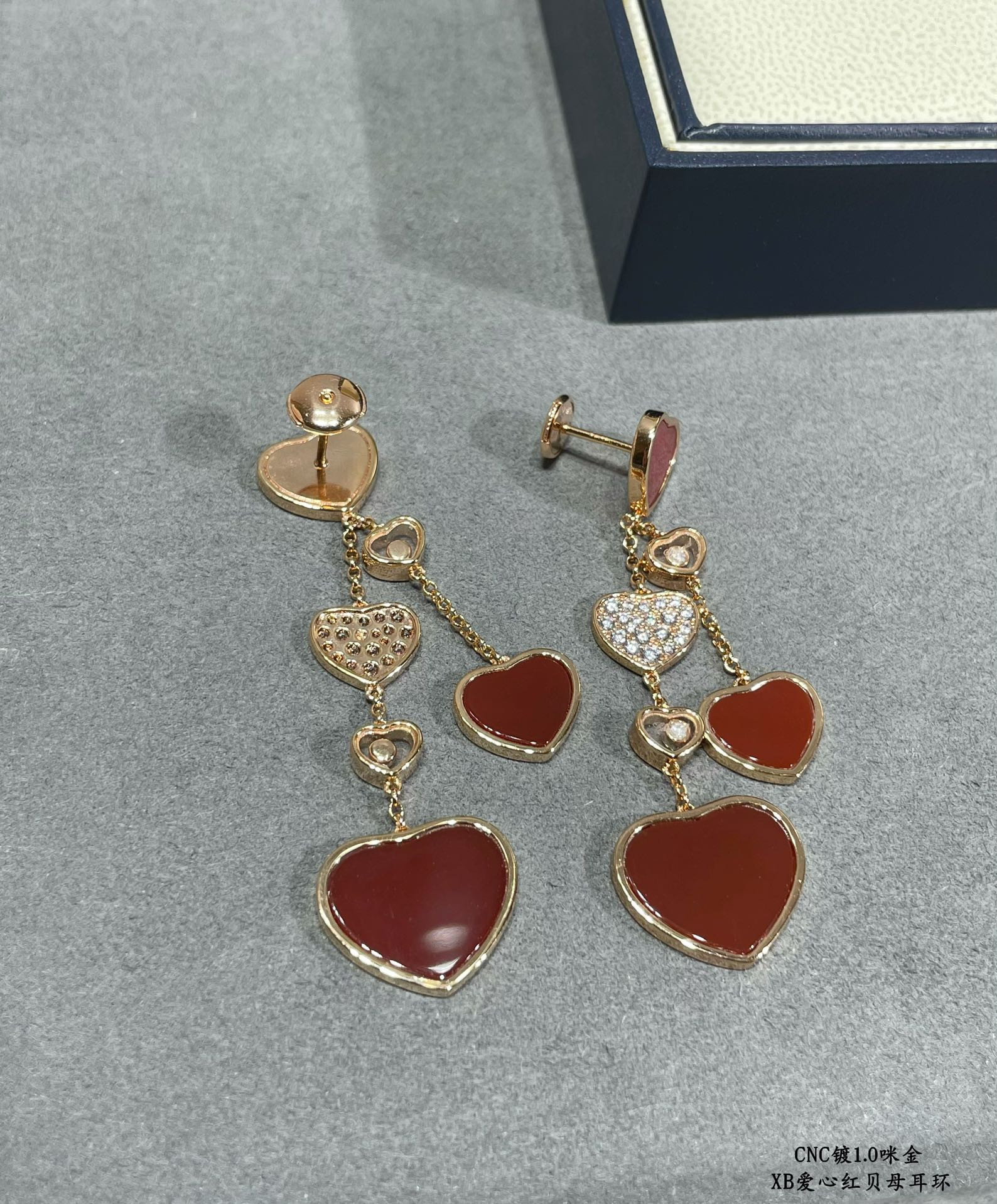 Ch0pard mother-of-pearl heart earrings