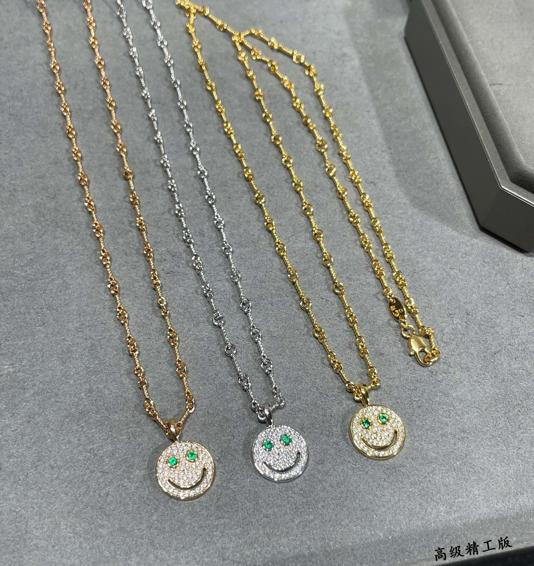ch**me he**ts round smiley F**e necklace