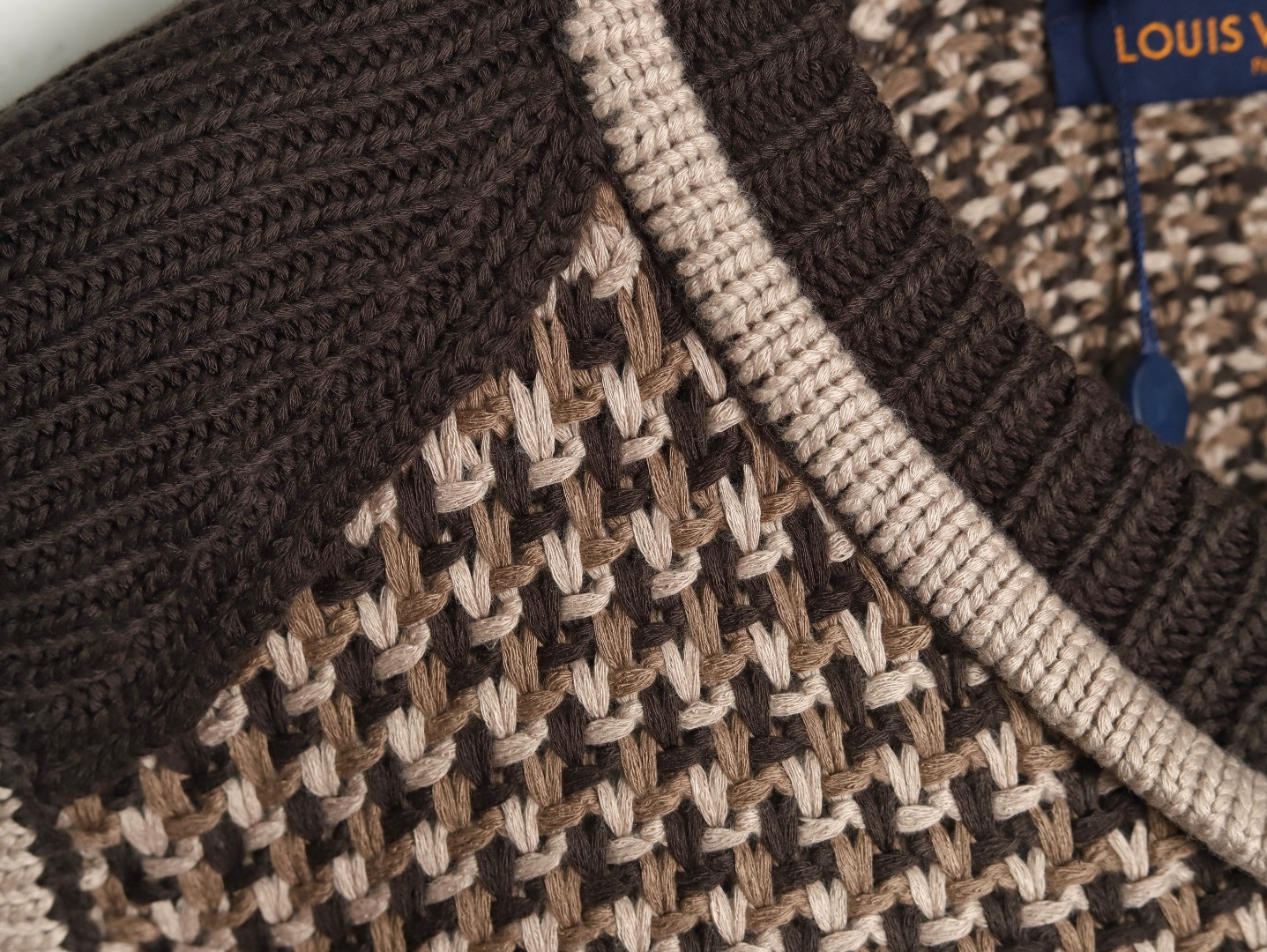 l0*is V*t0n lv knitting vest