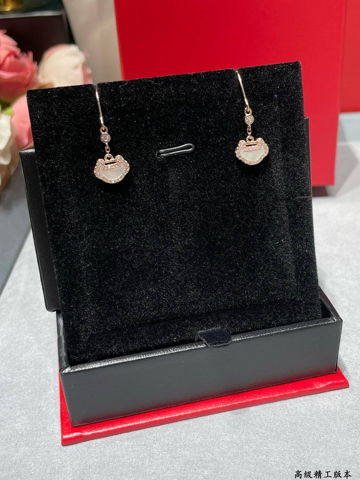 Qee1in white mother-of-pearl ruyi earrings