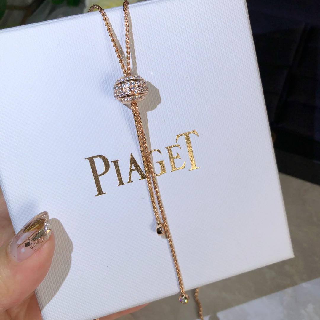P1aget pull-style necklace