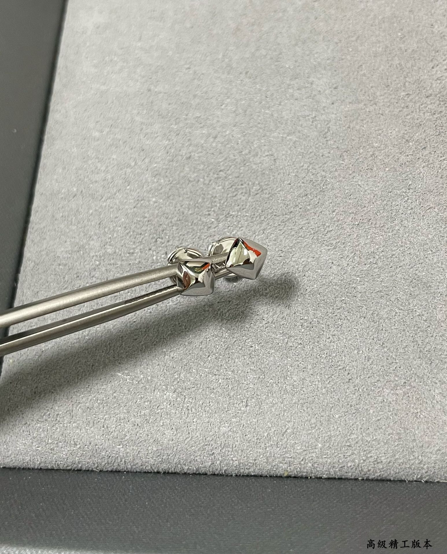 H**mes single rivet smooth stud earrings