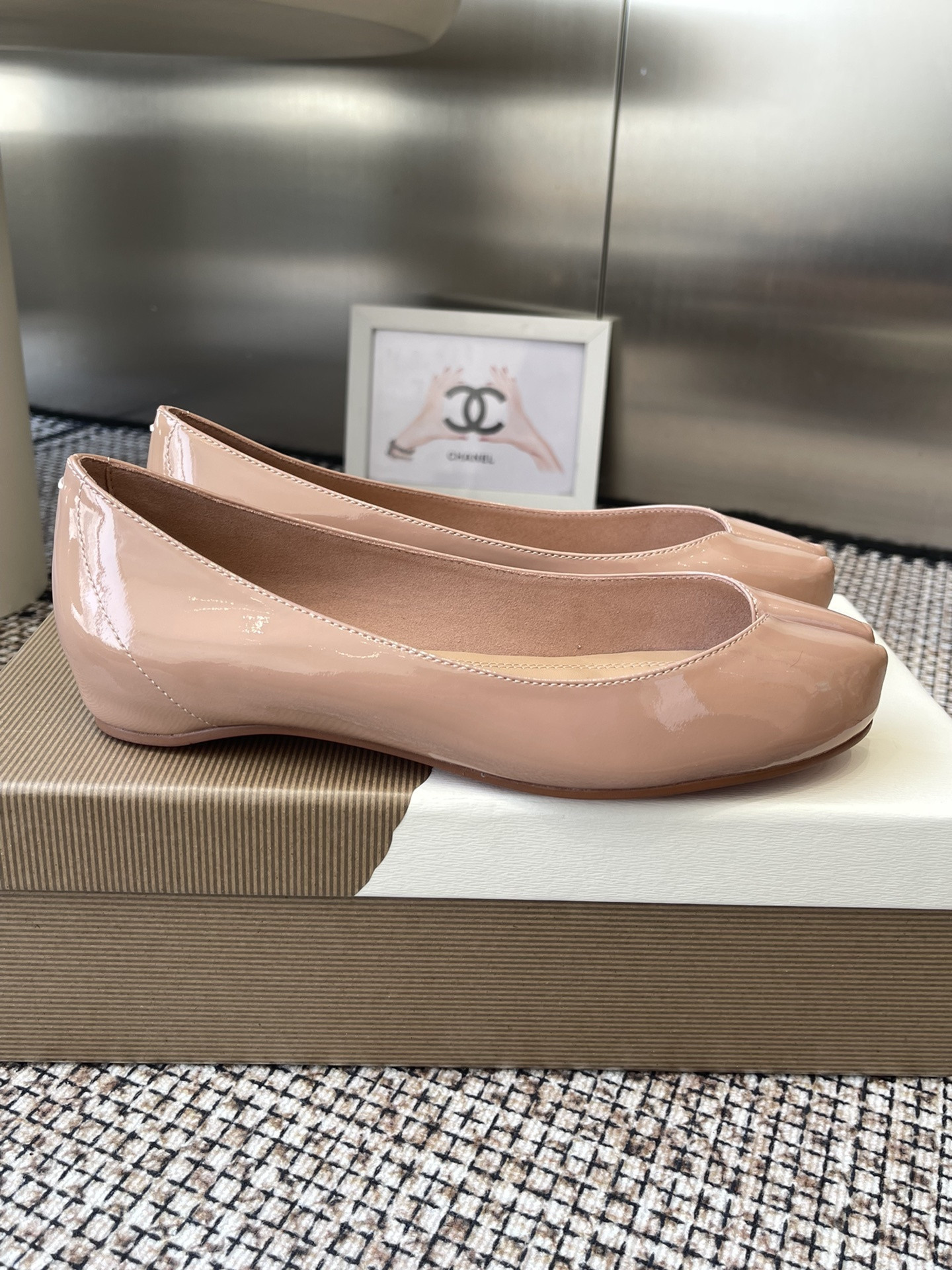 ua ch**an louboutin x ma*s*n Ma*i*la tabi leather ballet flats