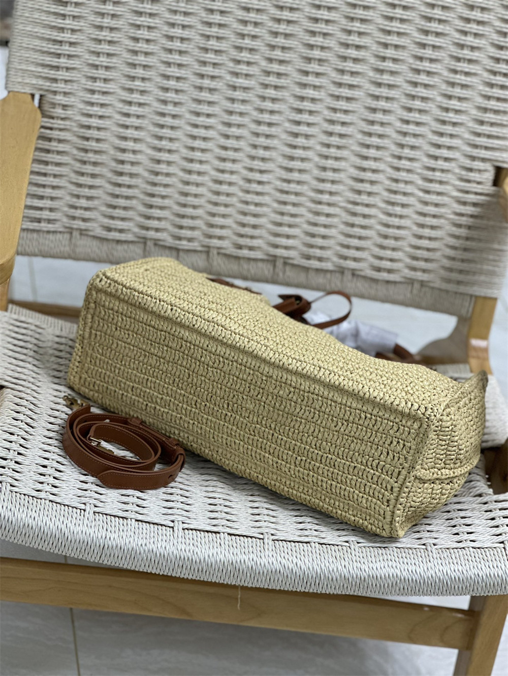 y*l sac de jour medium s*pple in raffia and vegetable-tanned leather naturel and bR1ck