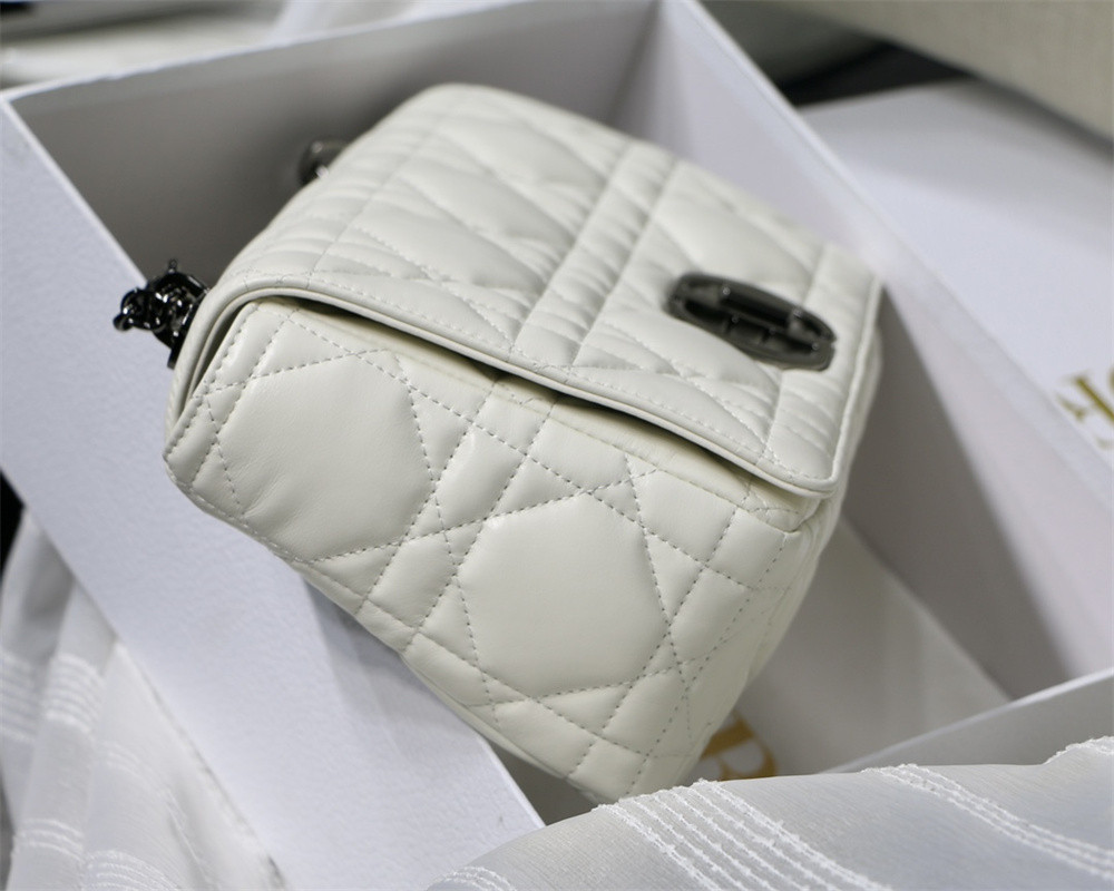 large d*or caro bag ivory S*pple cannage calfskin with silver hardware 29 x 18 x 10 cm