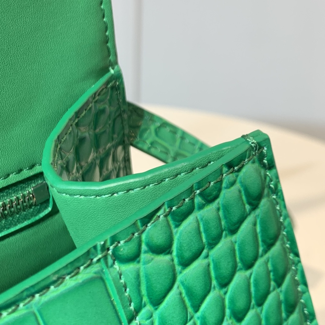 Ba*len*cia*ga women