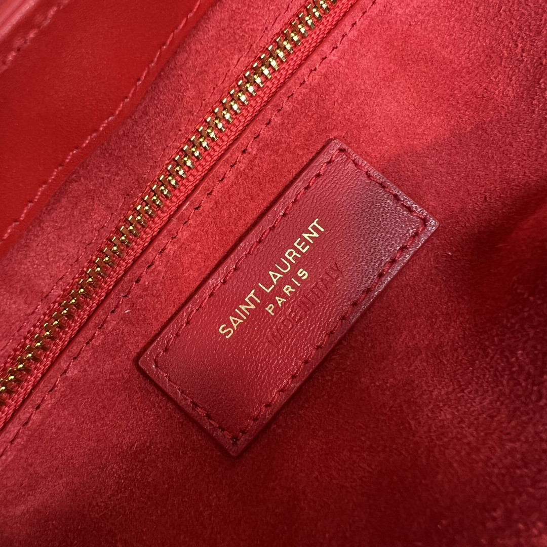 Y*L le 5 À 7 in smooth leather shiny red 9 x 6.3 x 2.5 inches