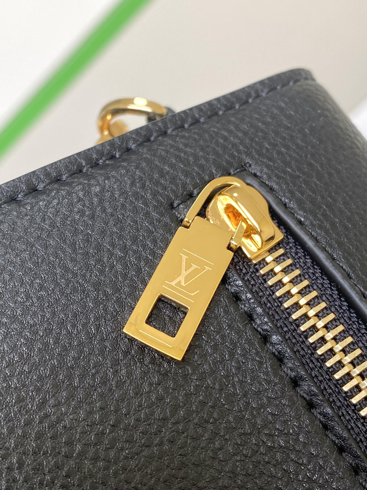 lv m22735 oxF0rd 8.7 x 6.3 x 3.7 inches