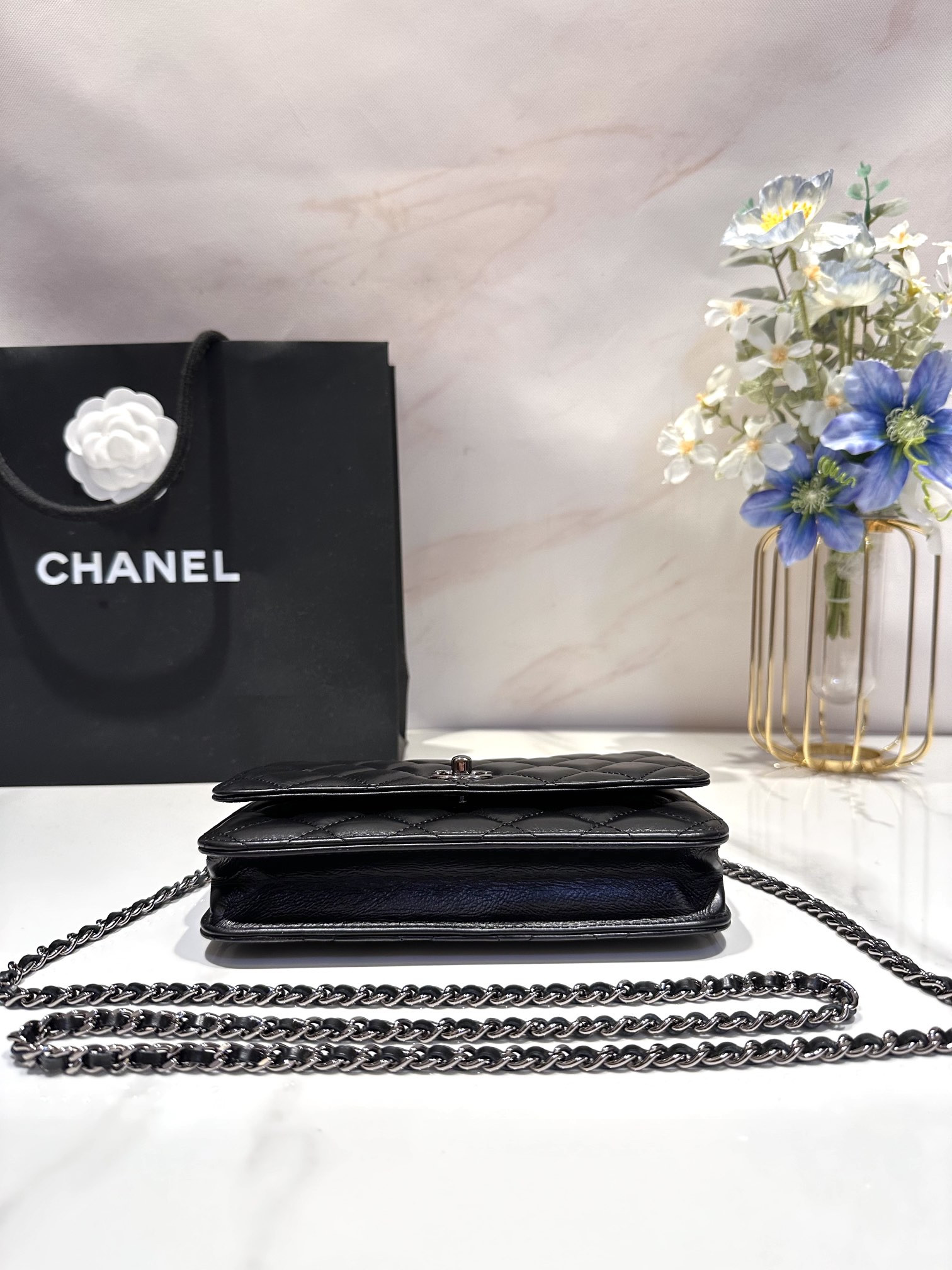 Ch*el classic wallet on chain 4.8 × 7.5 × 1.4 in