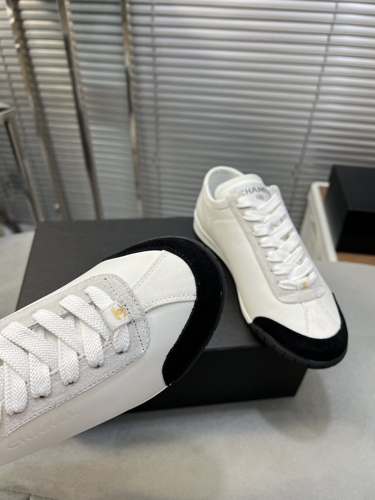 ua Ch*el sneakers calfskin & suede calfskin white & black