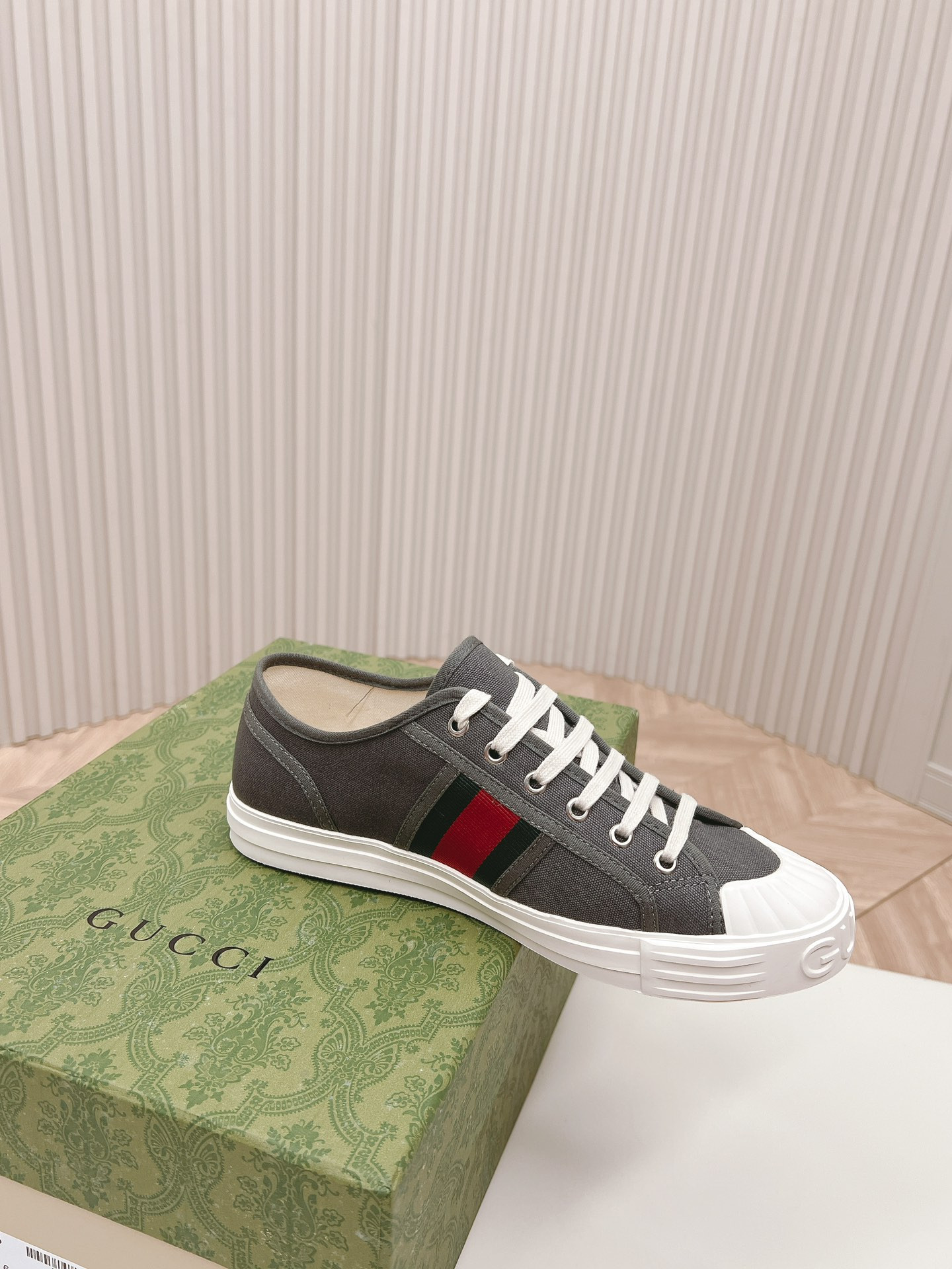 ua G*u*i sneaker with web