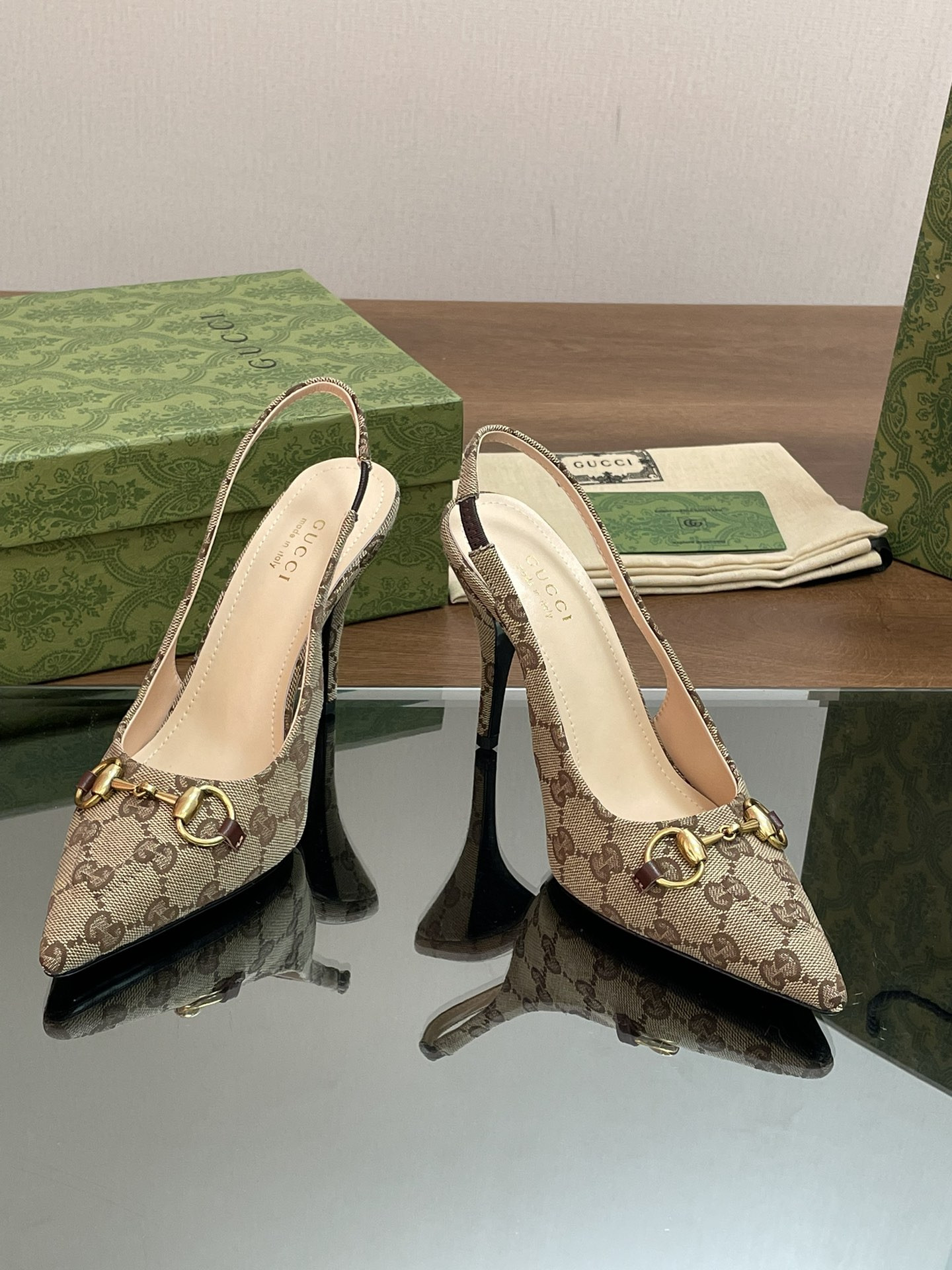 ua G*u*i women