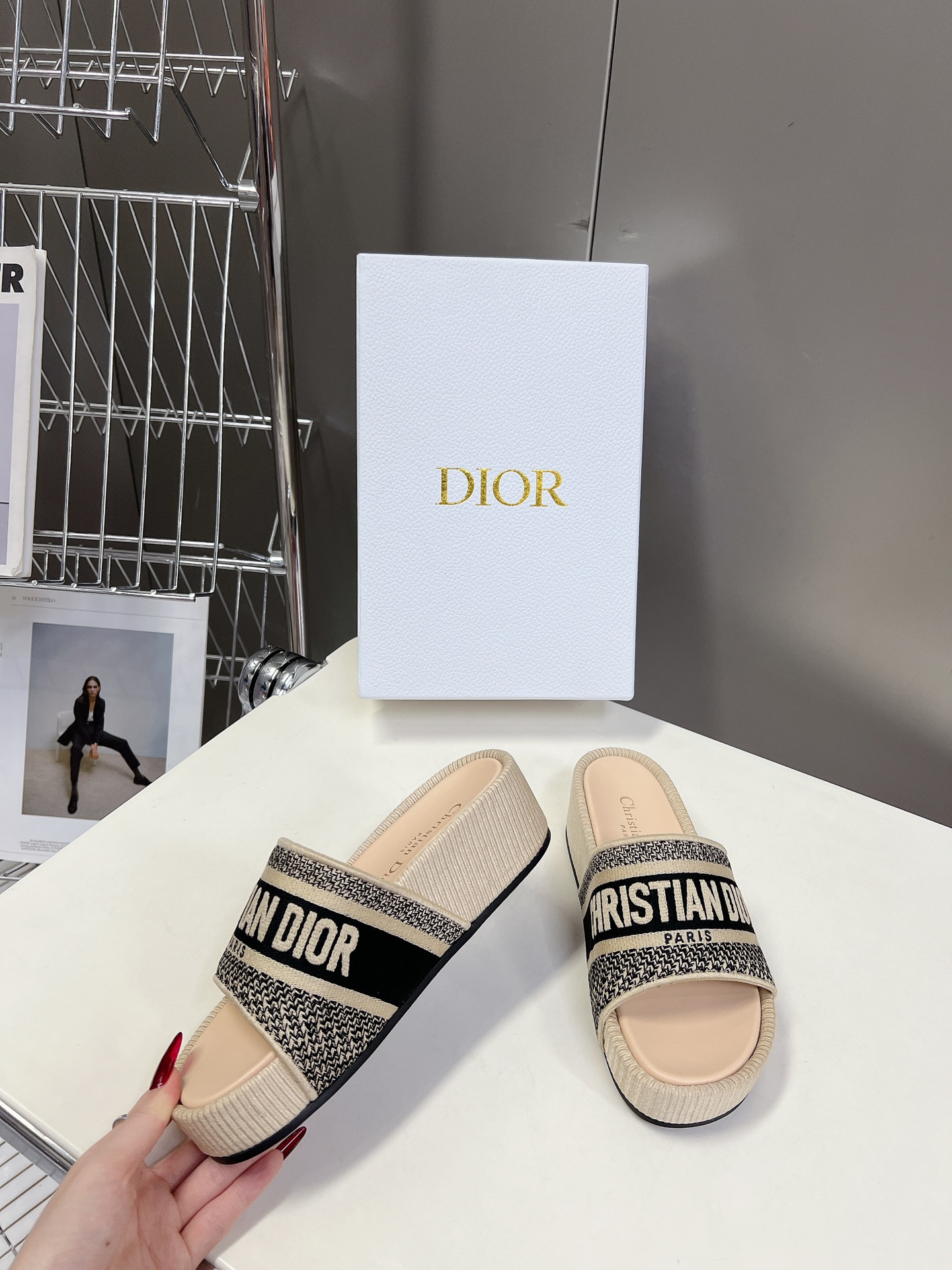 ua D*or platform sandals