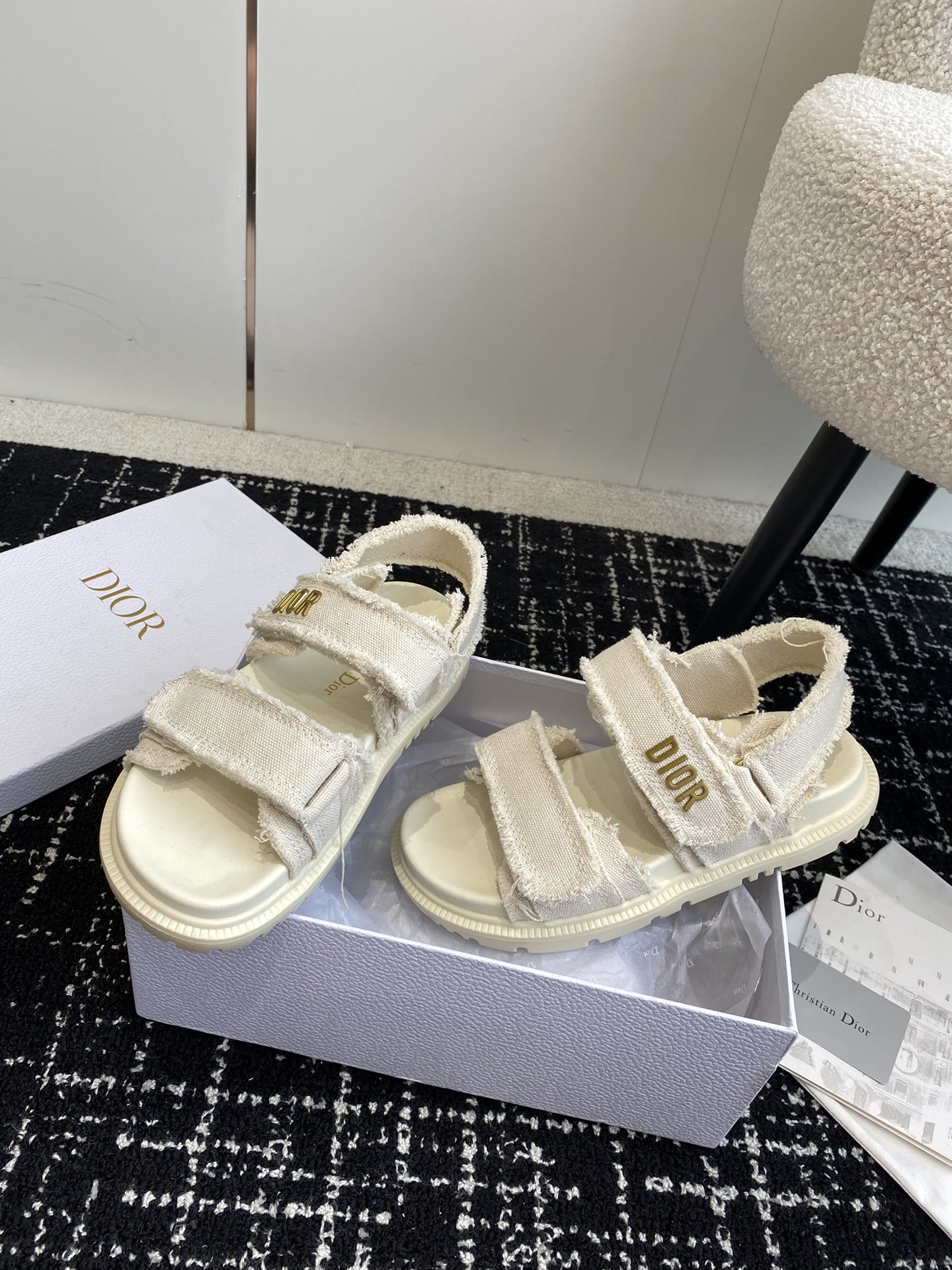 ua D*oract sandal