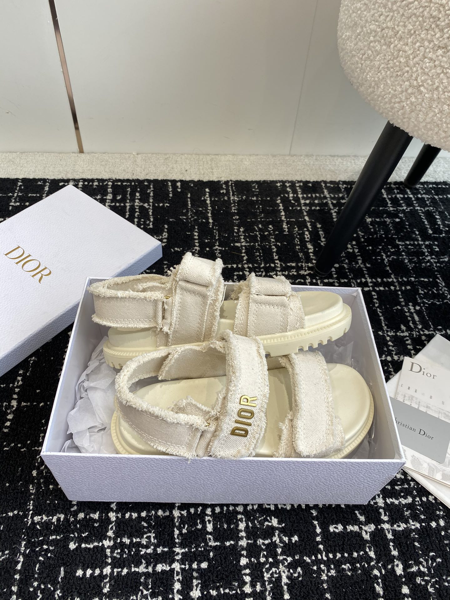 ua D*oract sandal