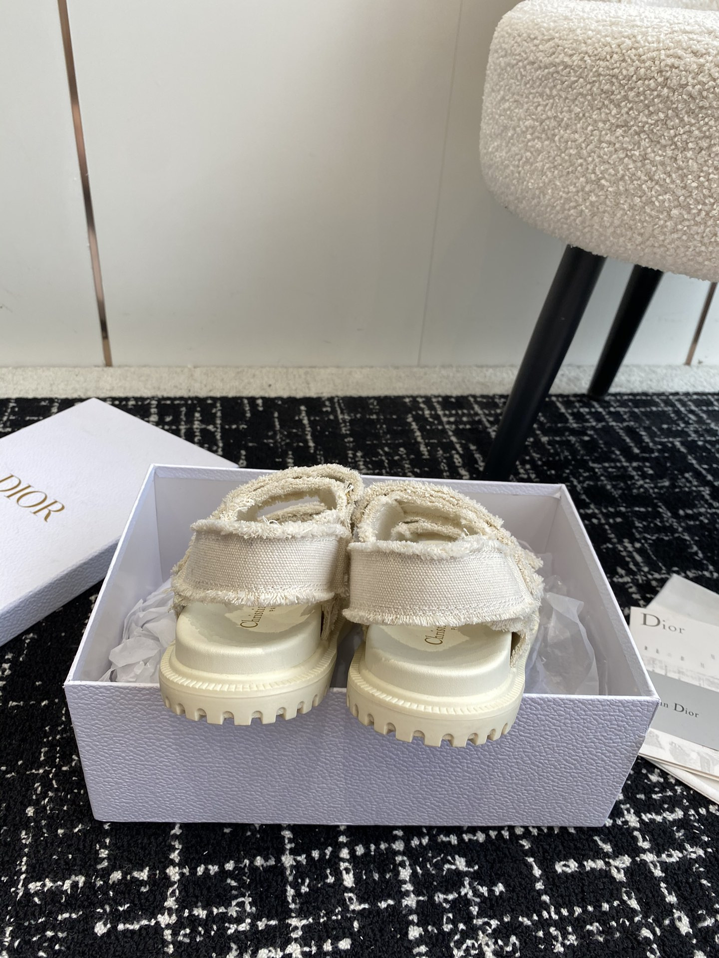ua D*oract sandal