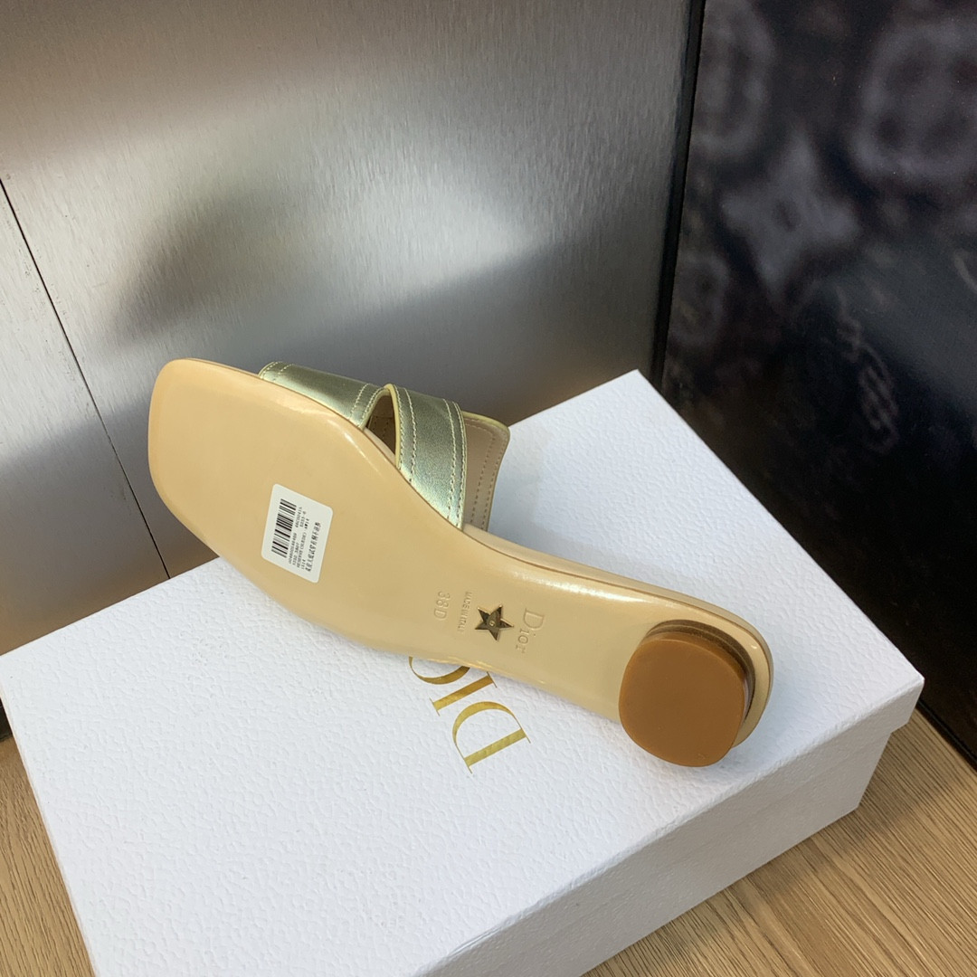 ua D*or 30 montaigne slide