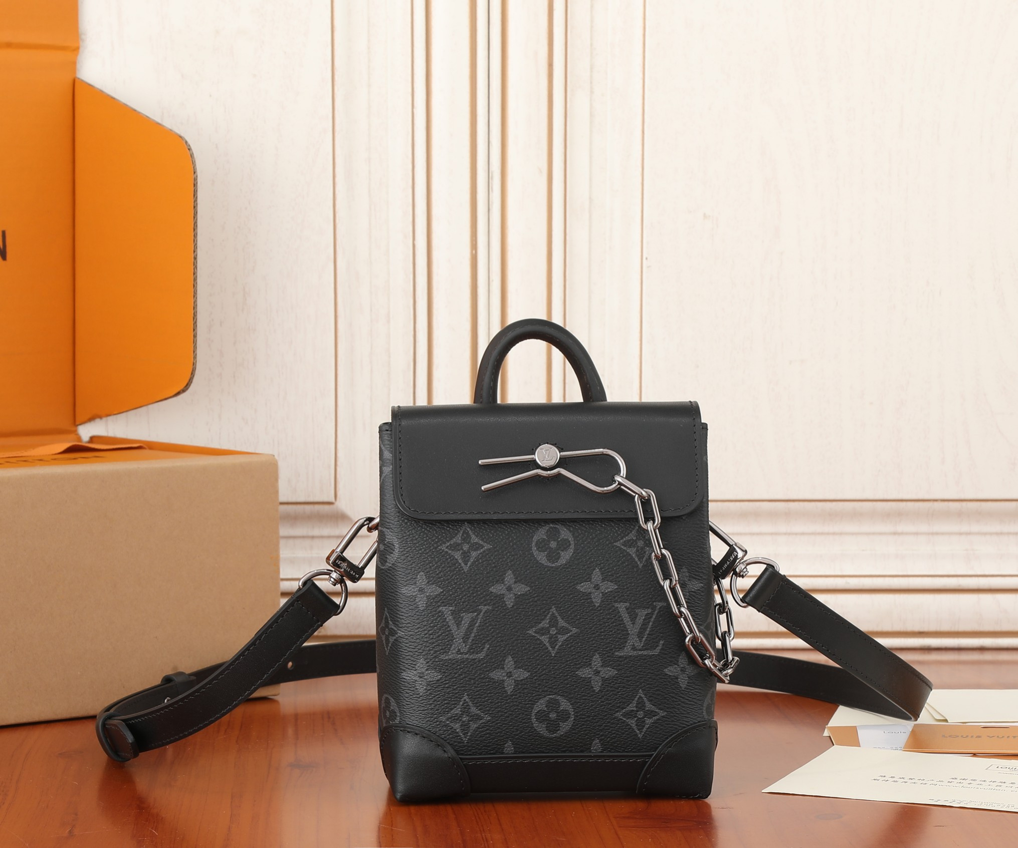 LV Nano Steamer M82774  5.9 x 7.1 x 2.8 in