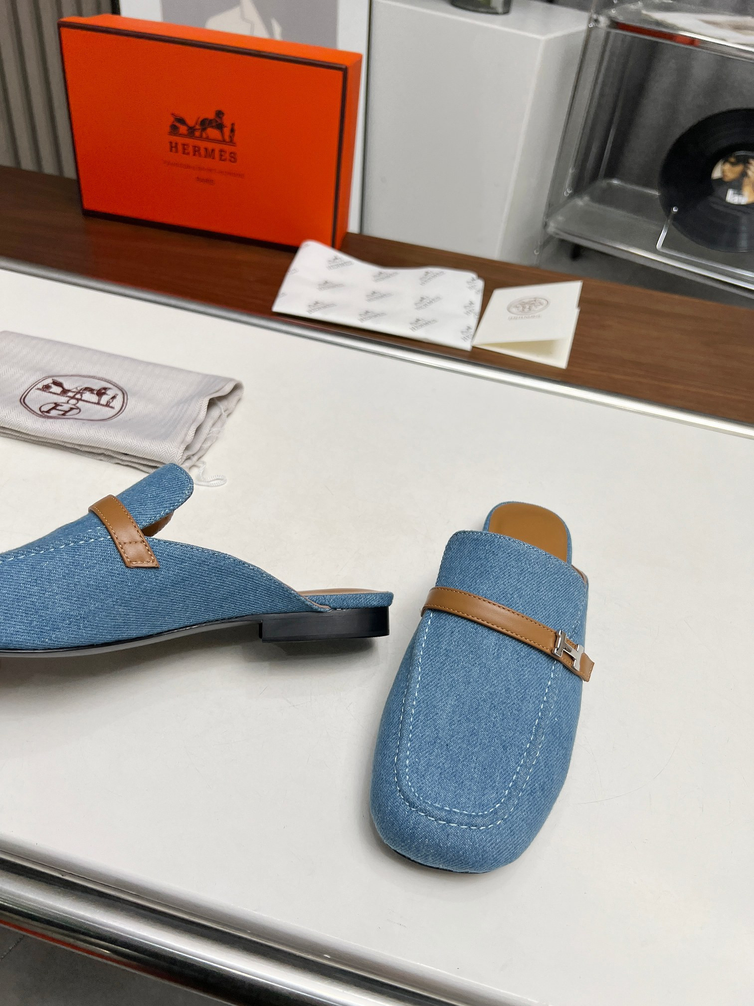 ua H**mes iena mule