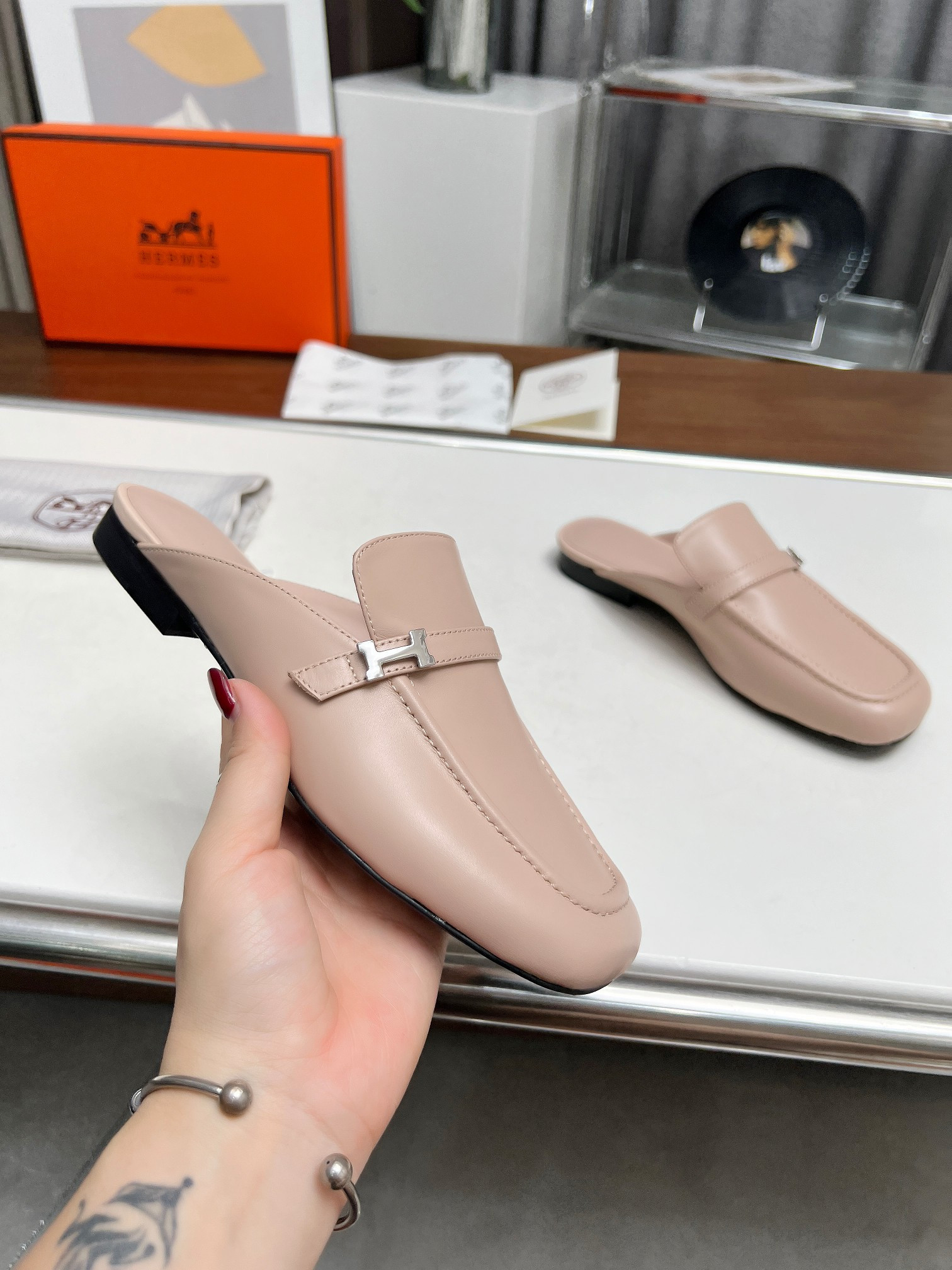 ua H**mes iena mule