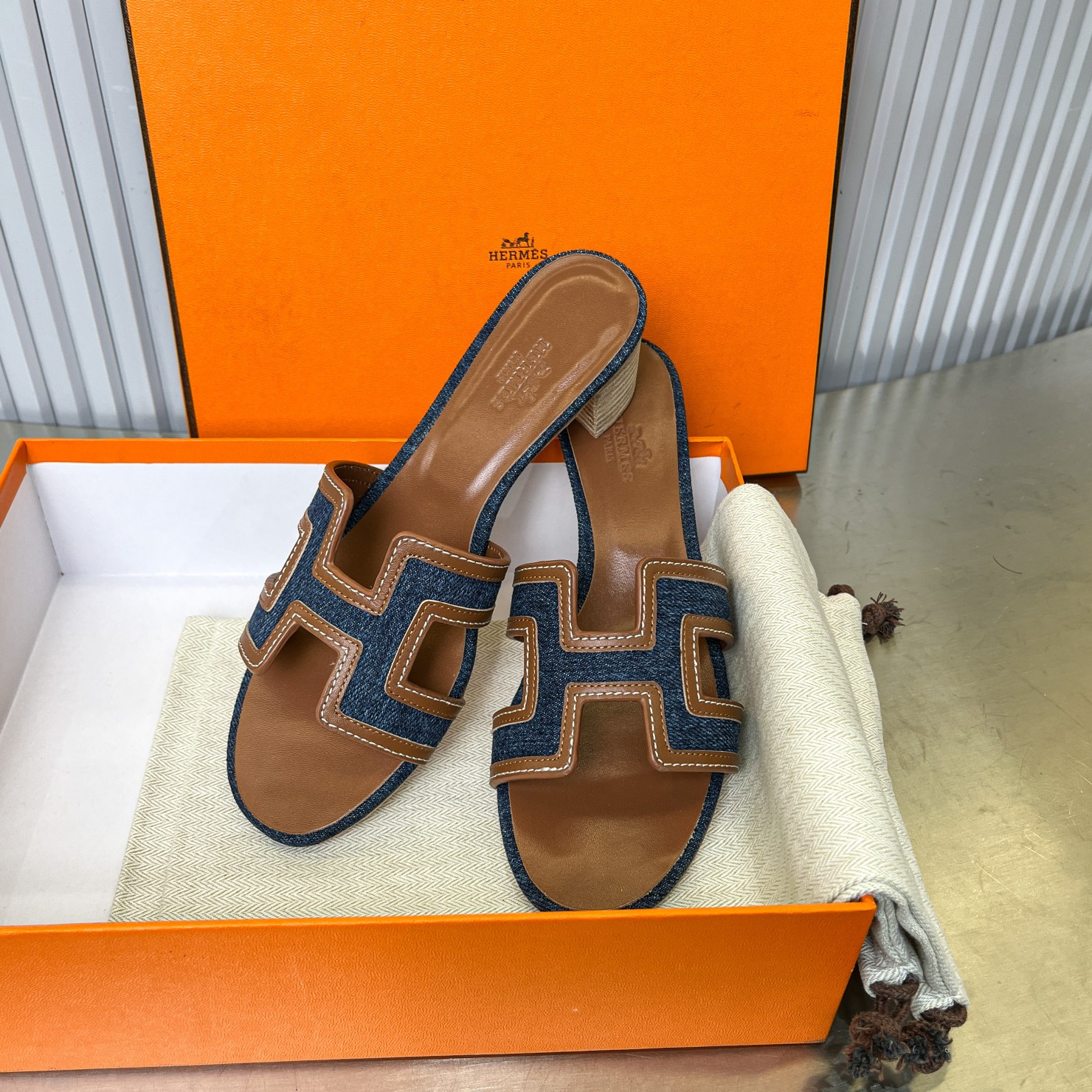 ua H**mes oasis sandal