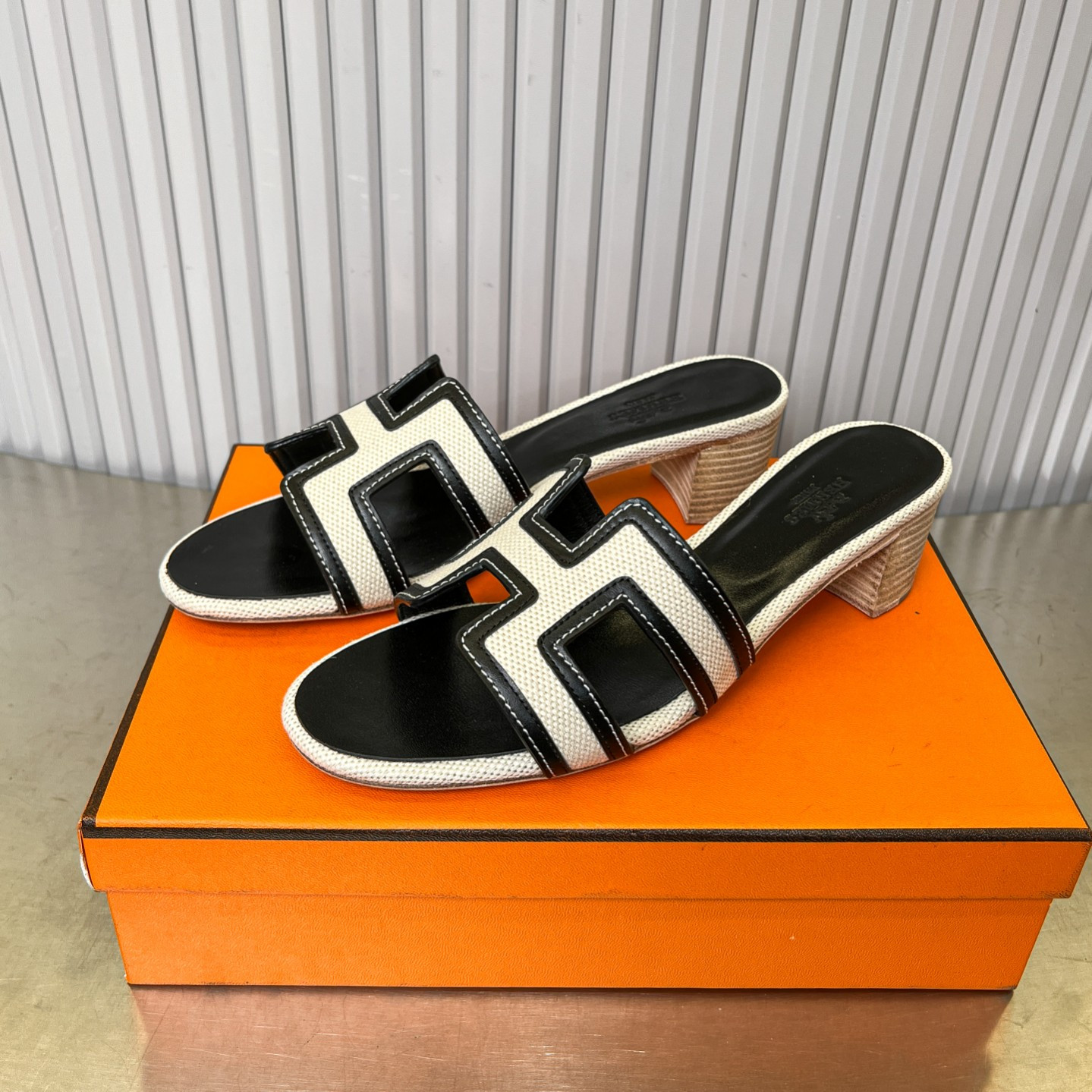 ua H**mes oasis sandal