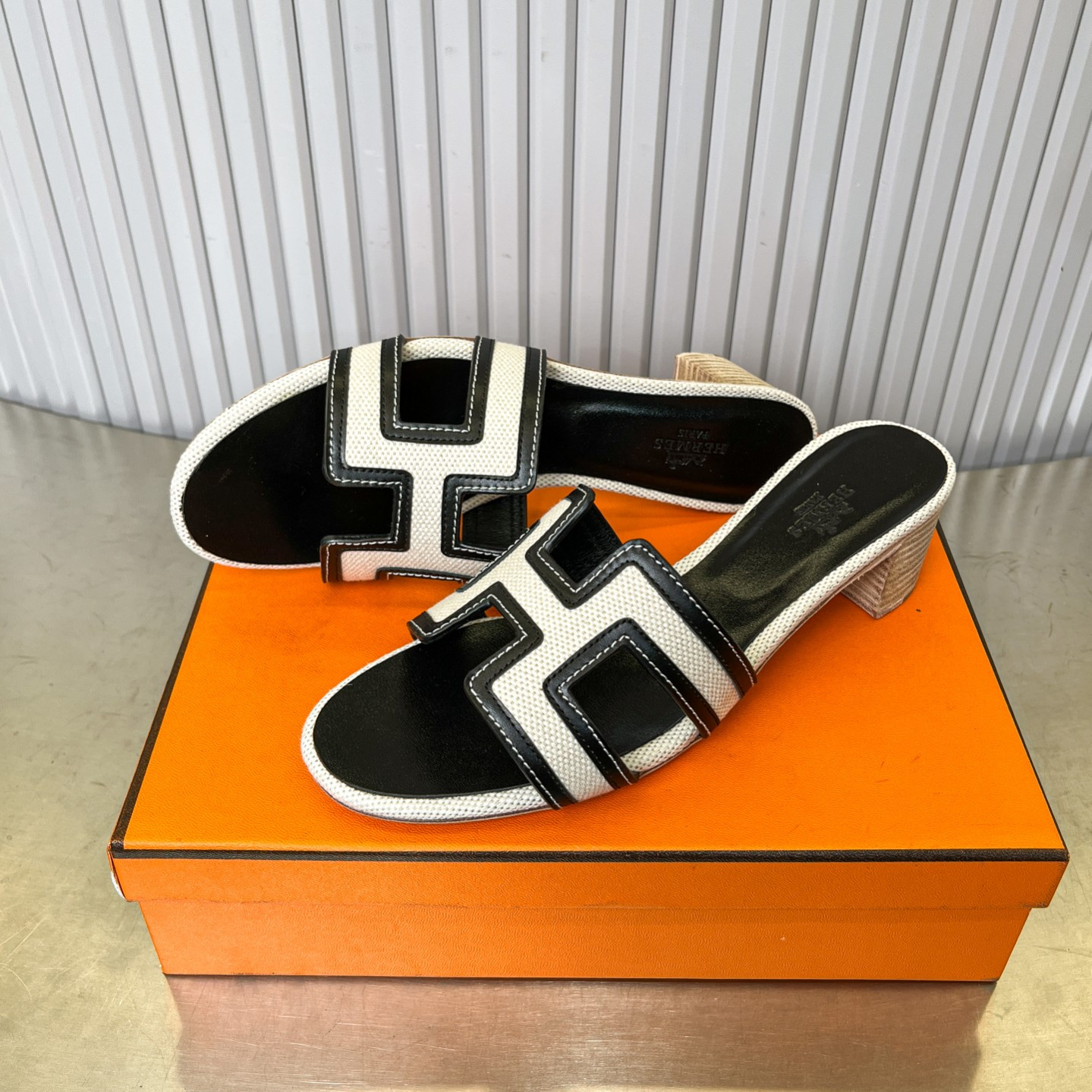 ua H**mes oasis sandal