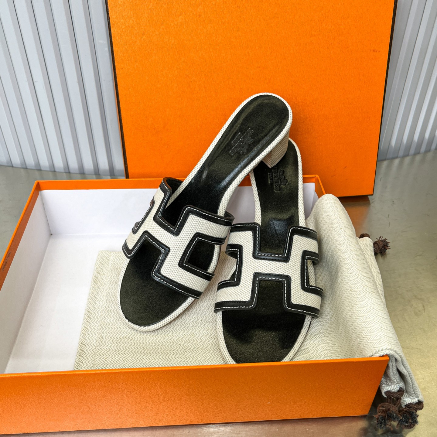 ua H**mes oasis sandal