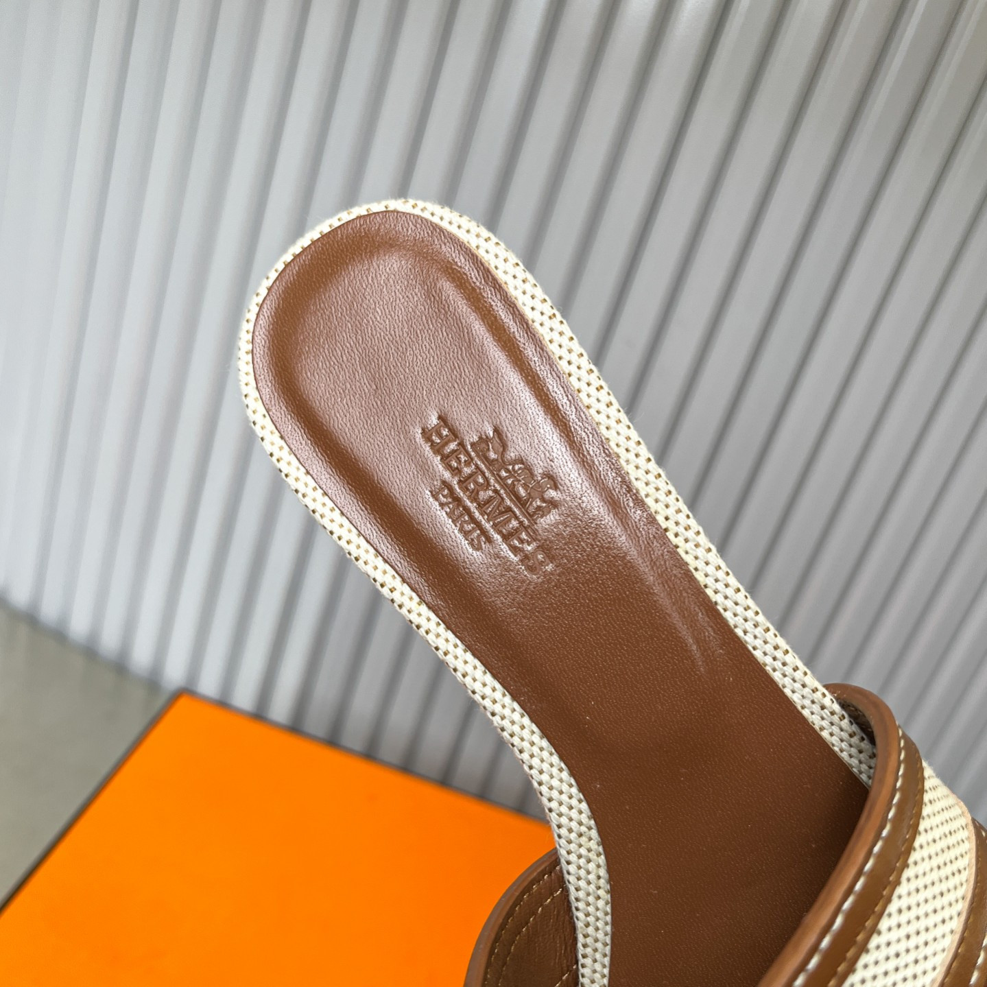 ua H**mes oasis sandal