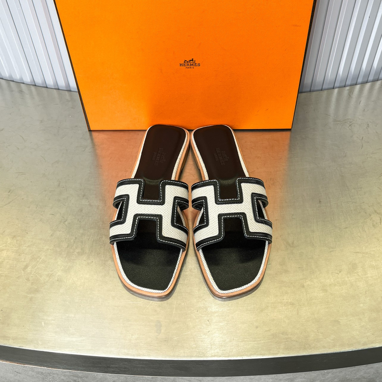 ua H**mes oran sandal