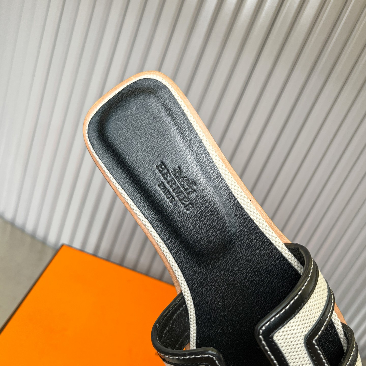 ua H**mes oran sandal