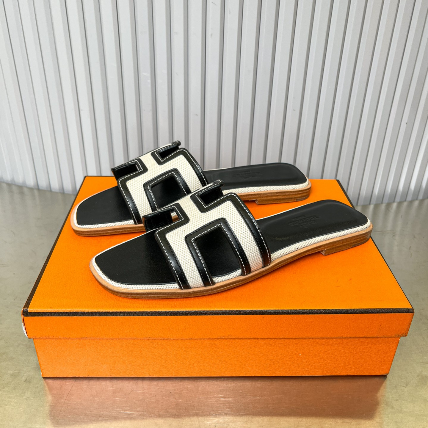 ua H**mes oran sandal