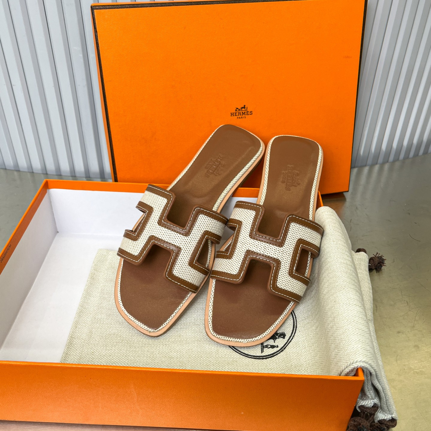 ua H**mes oran sandal