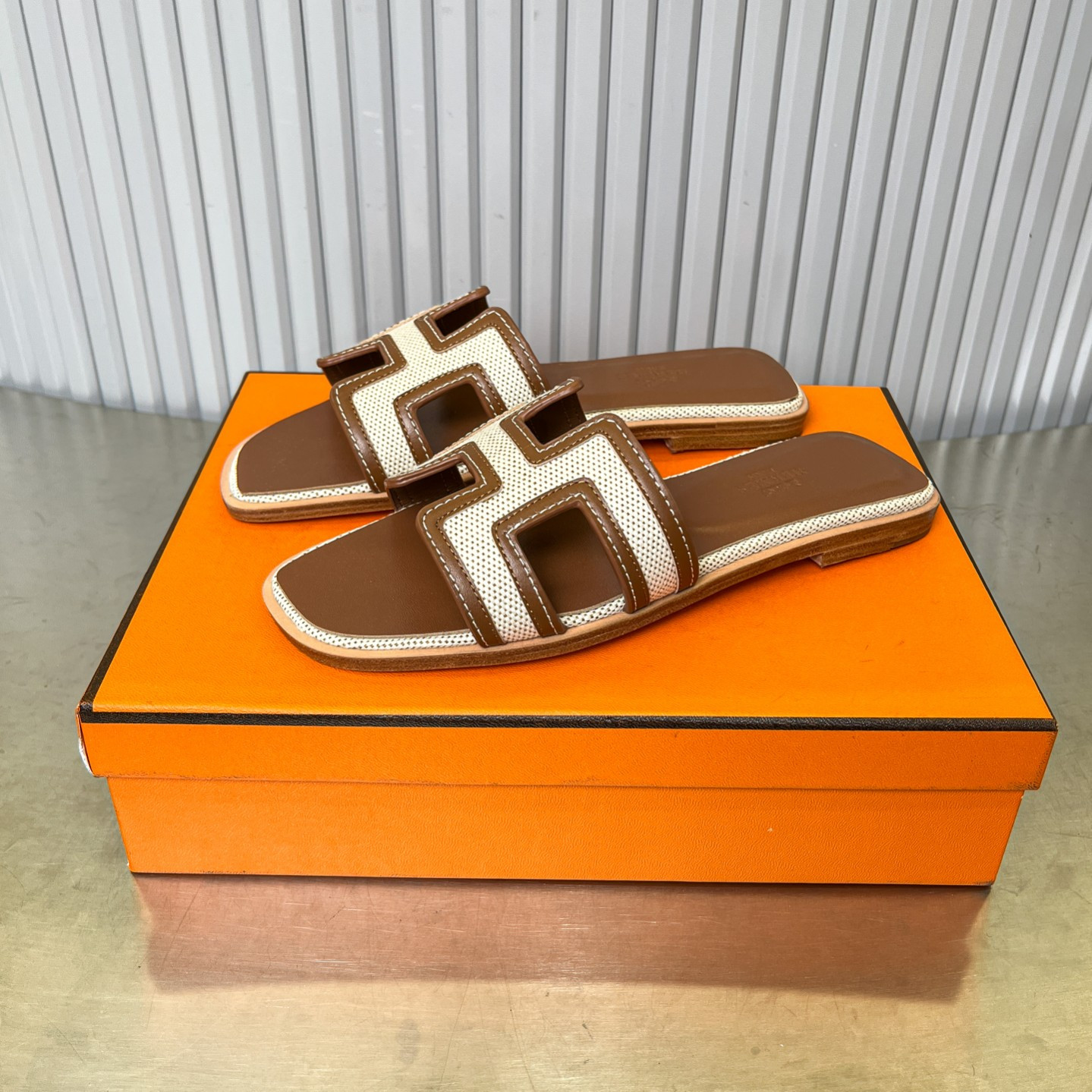 ua H**mes oran sandal