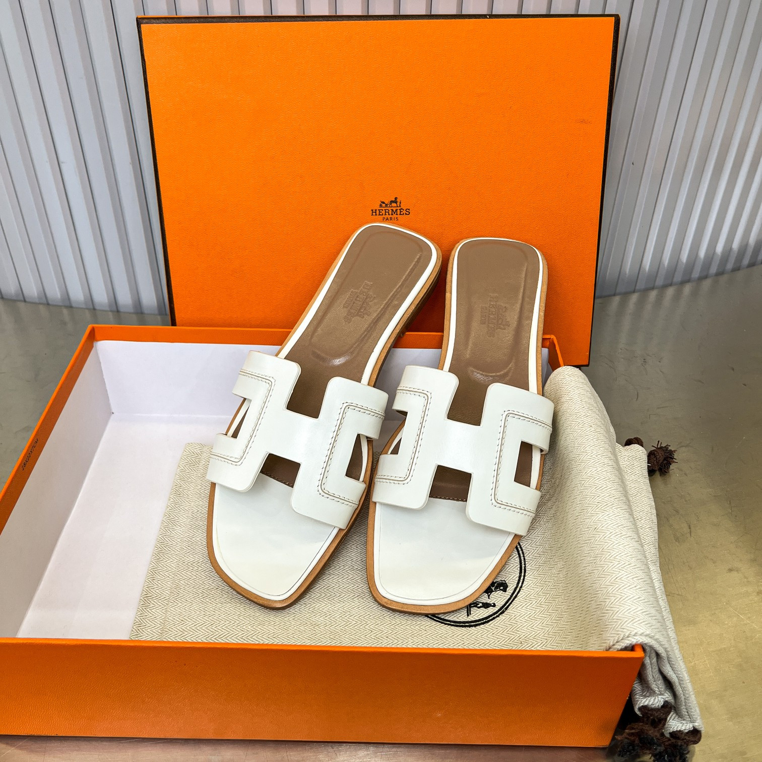 ua H**mes oran sandal