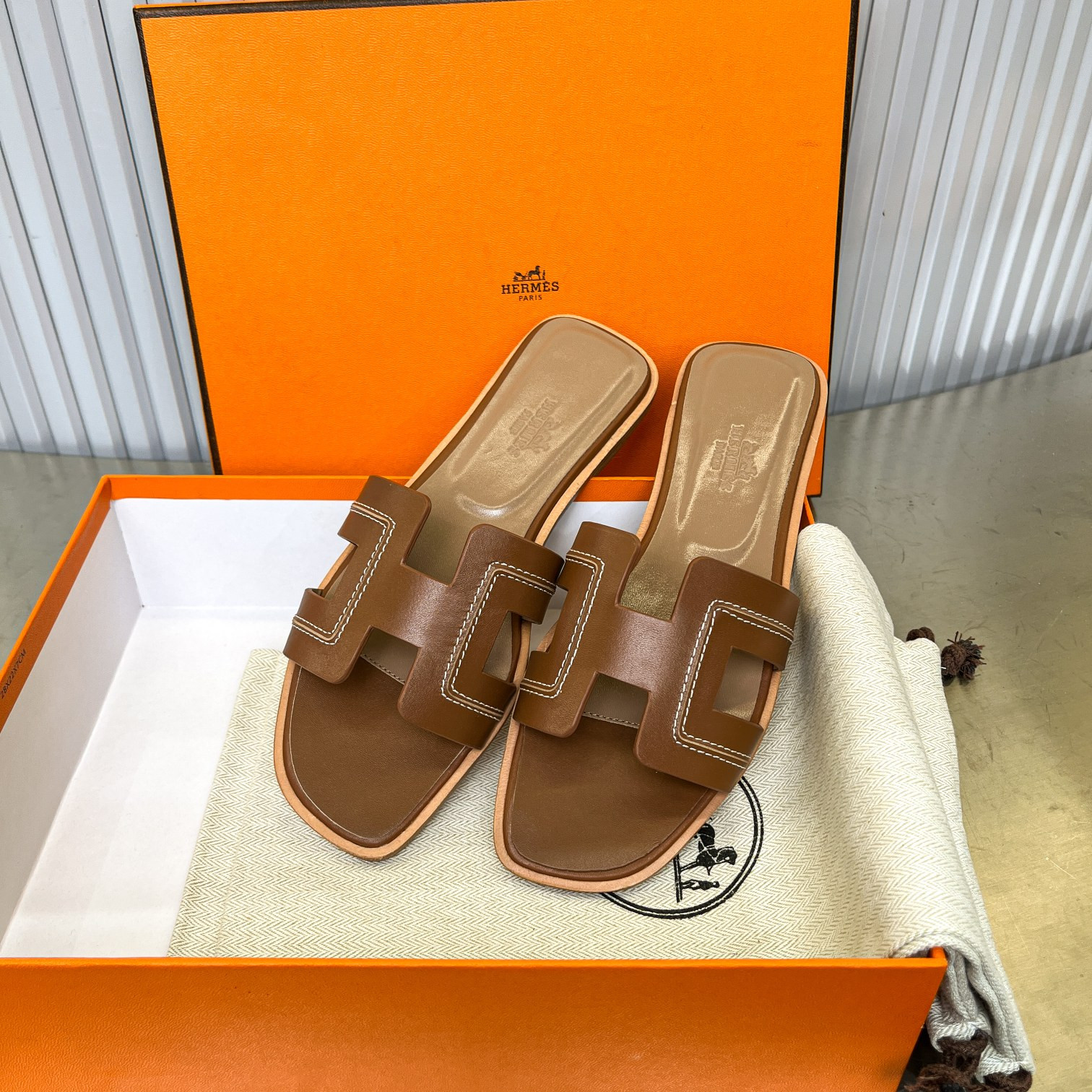 ua H**mes oran sandal
