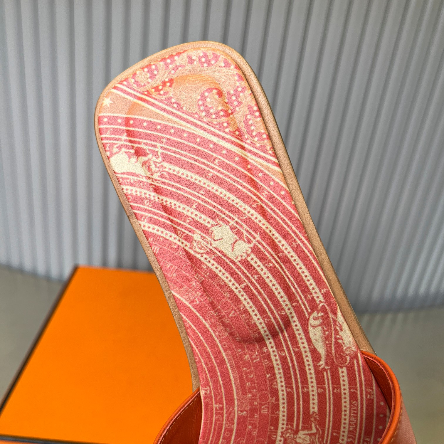 ua H**mes oran sandal