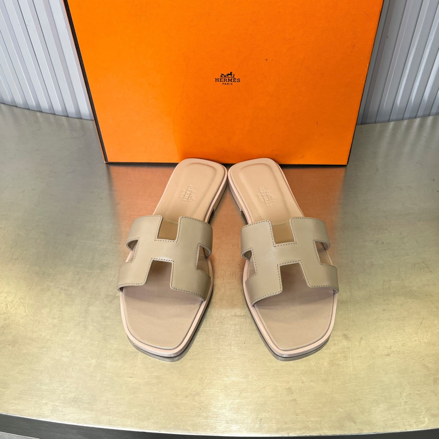 ua H**mes oran sandal