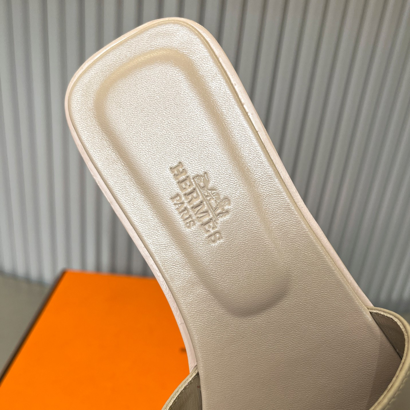 ua H**mes oran sandal