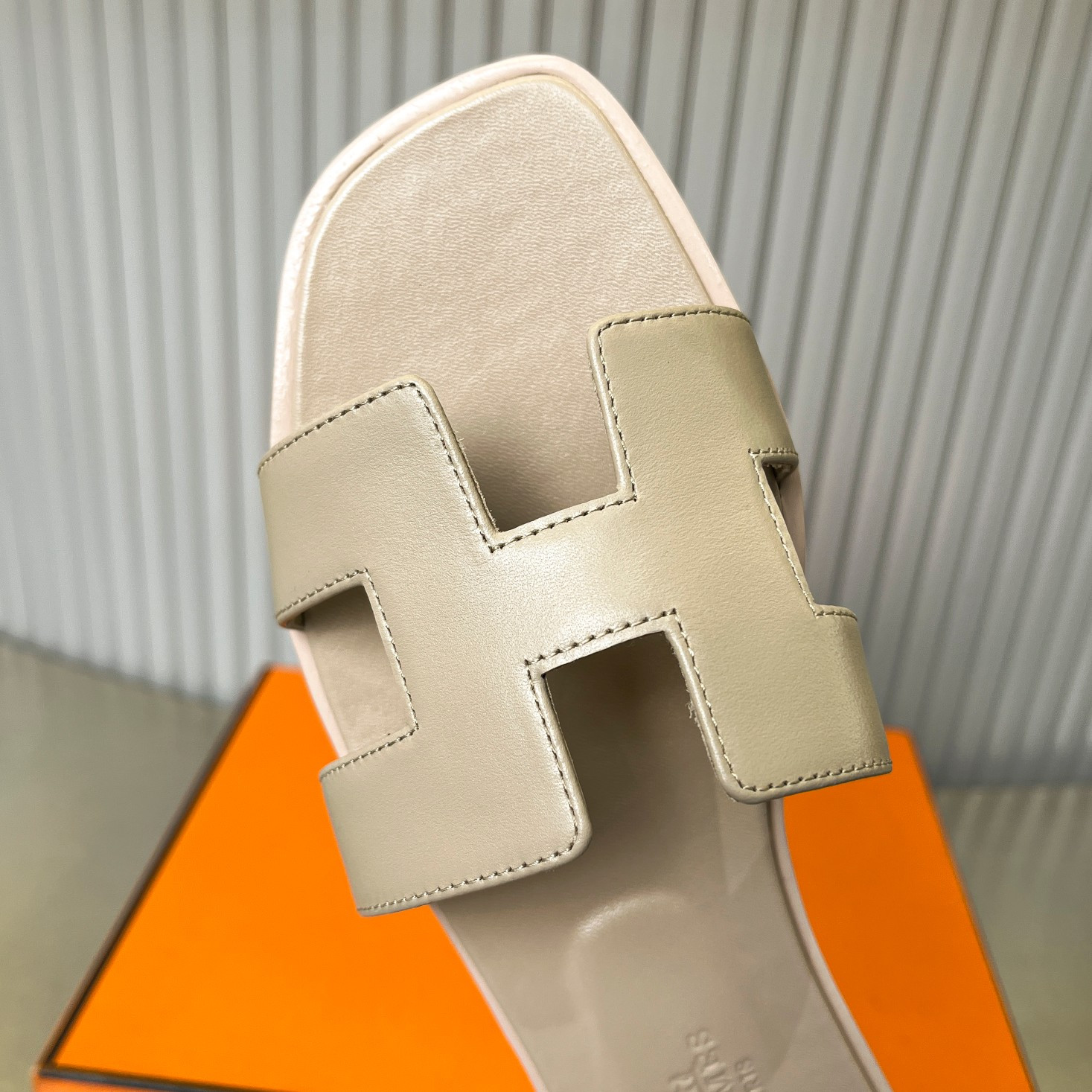 ua H**mes oran sandal