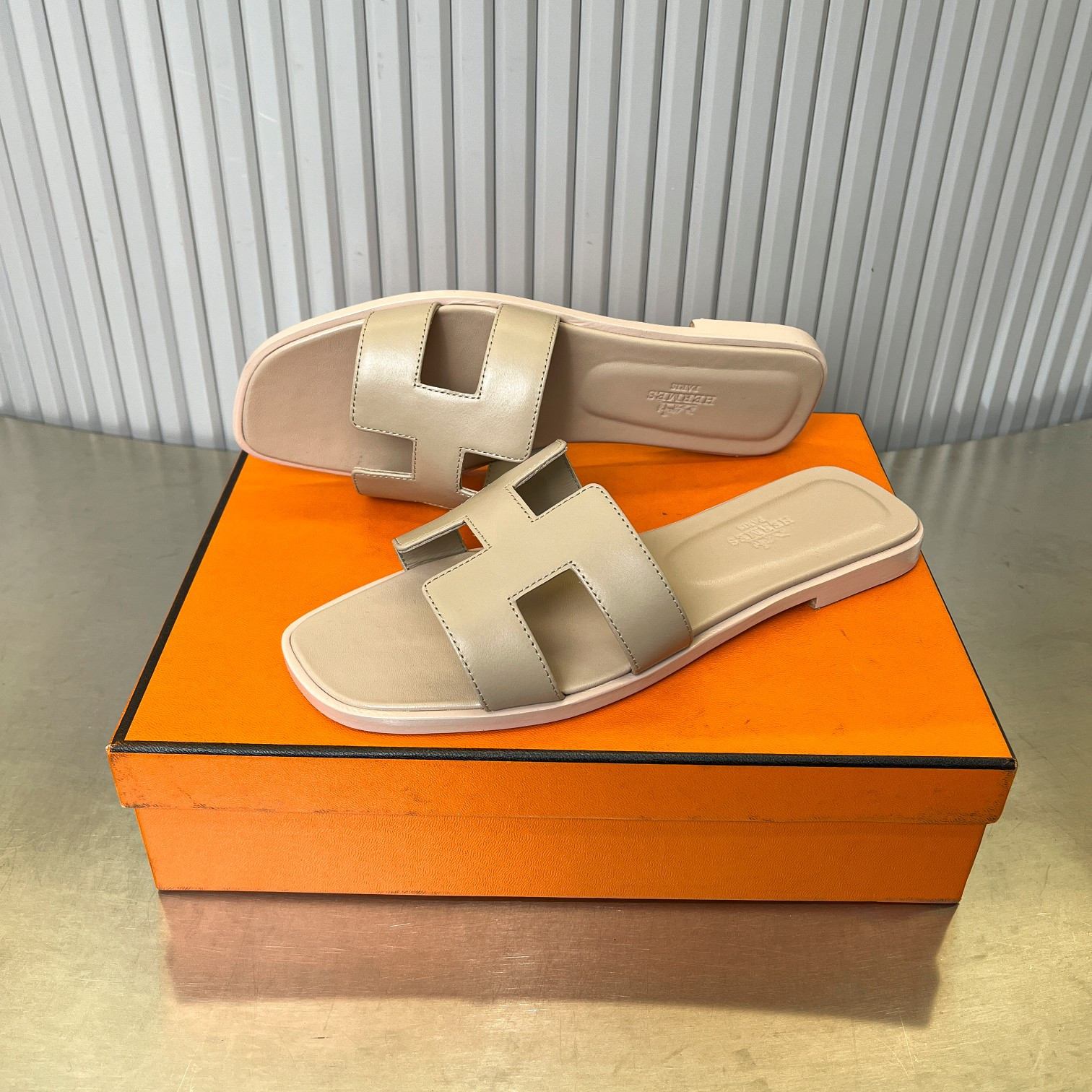 ua H**mes oran sandal