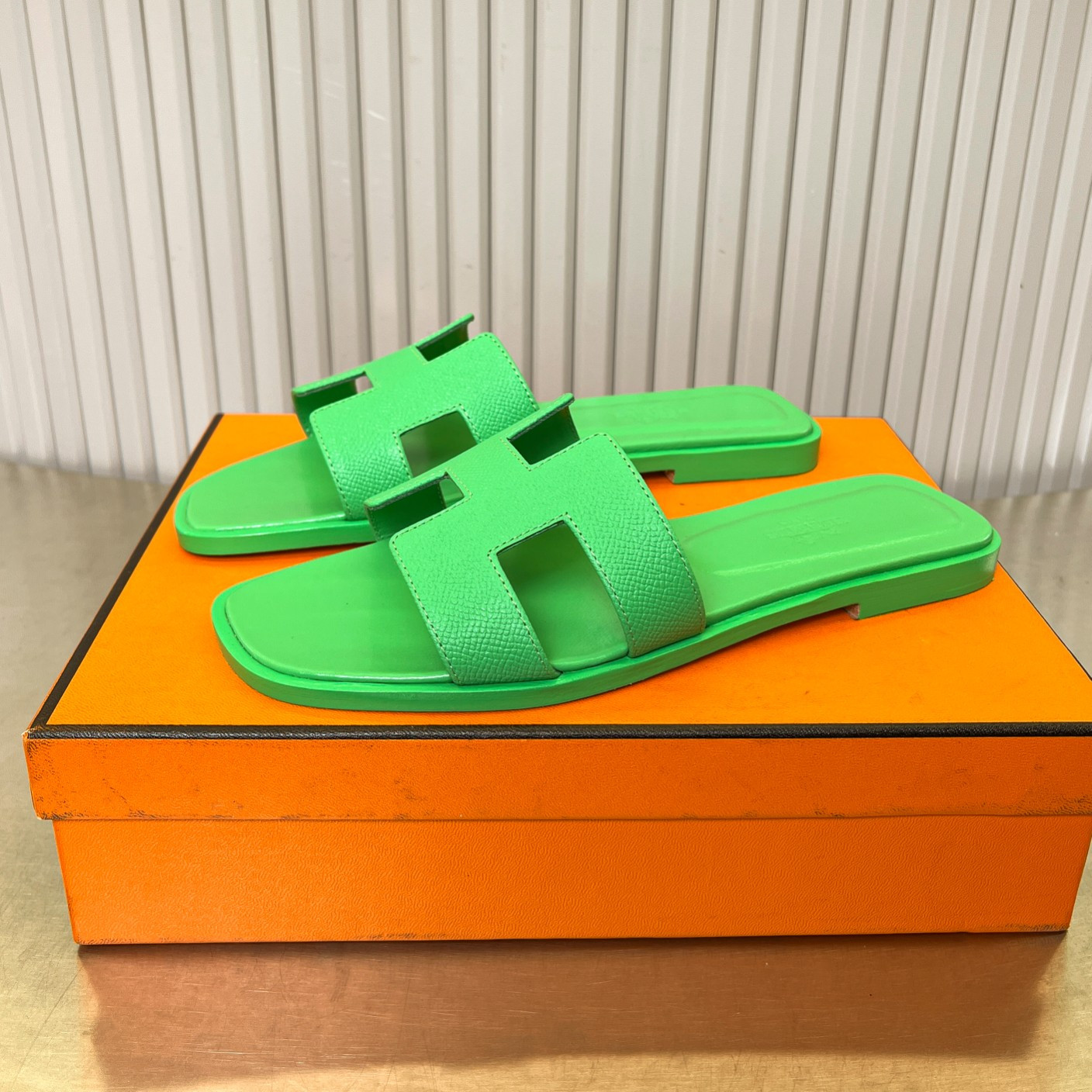 ua H**mes oran sandal