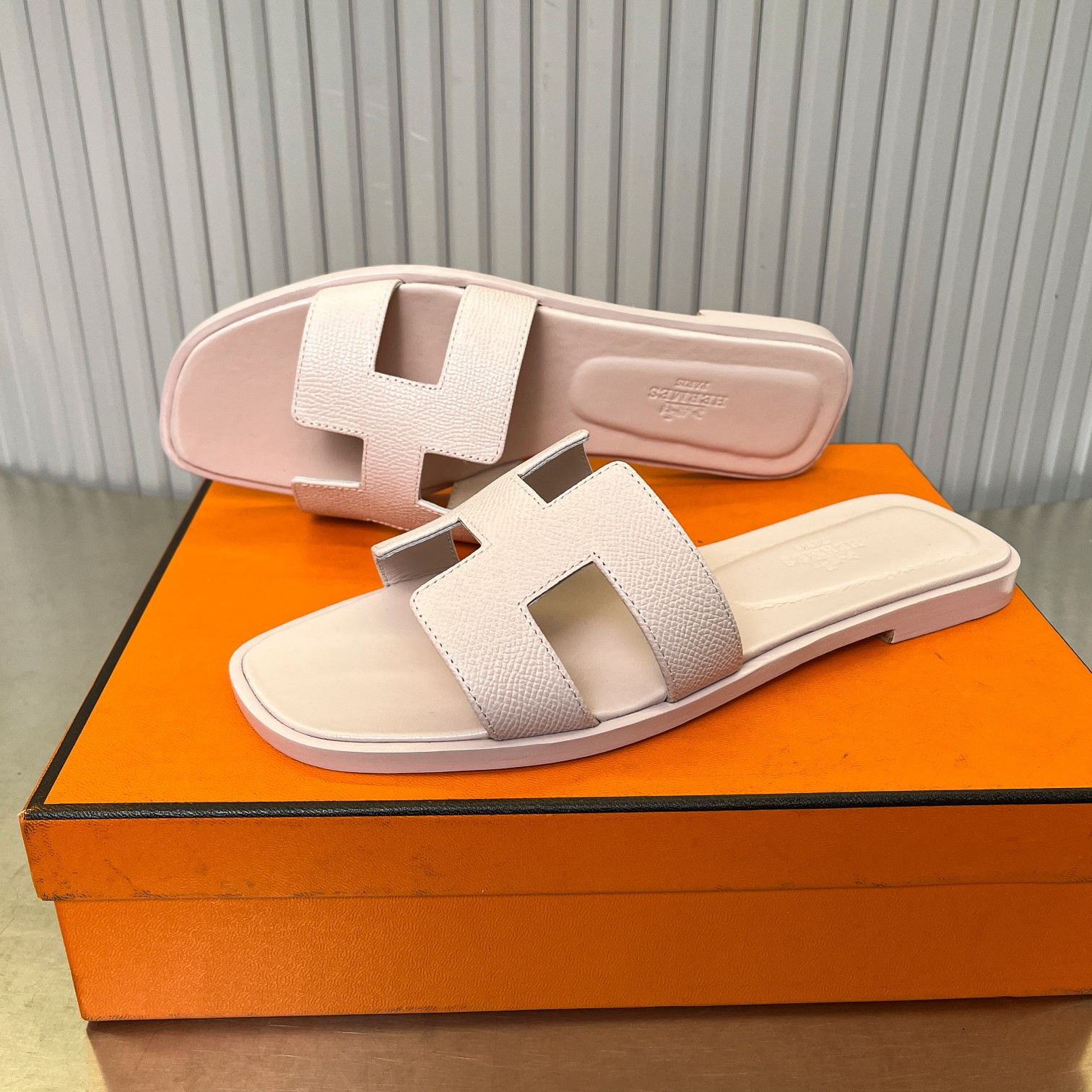 ua H**mes oran sandal