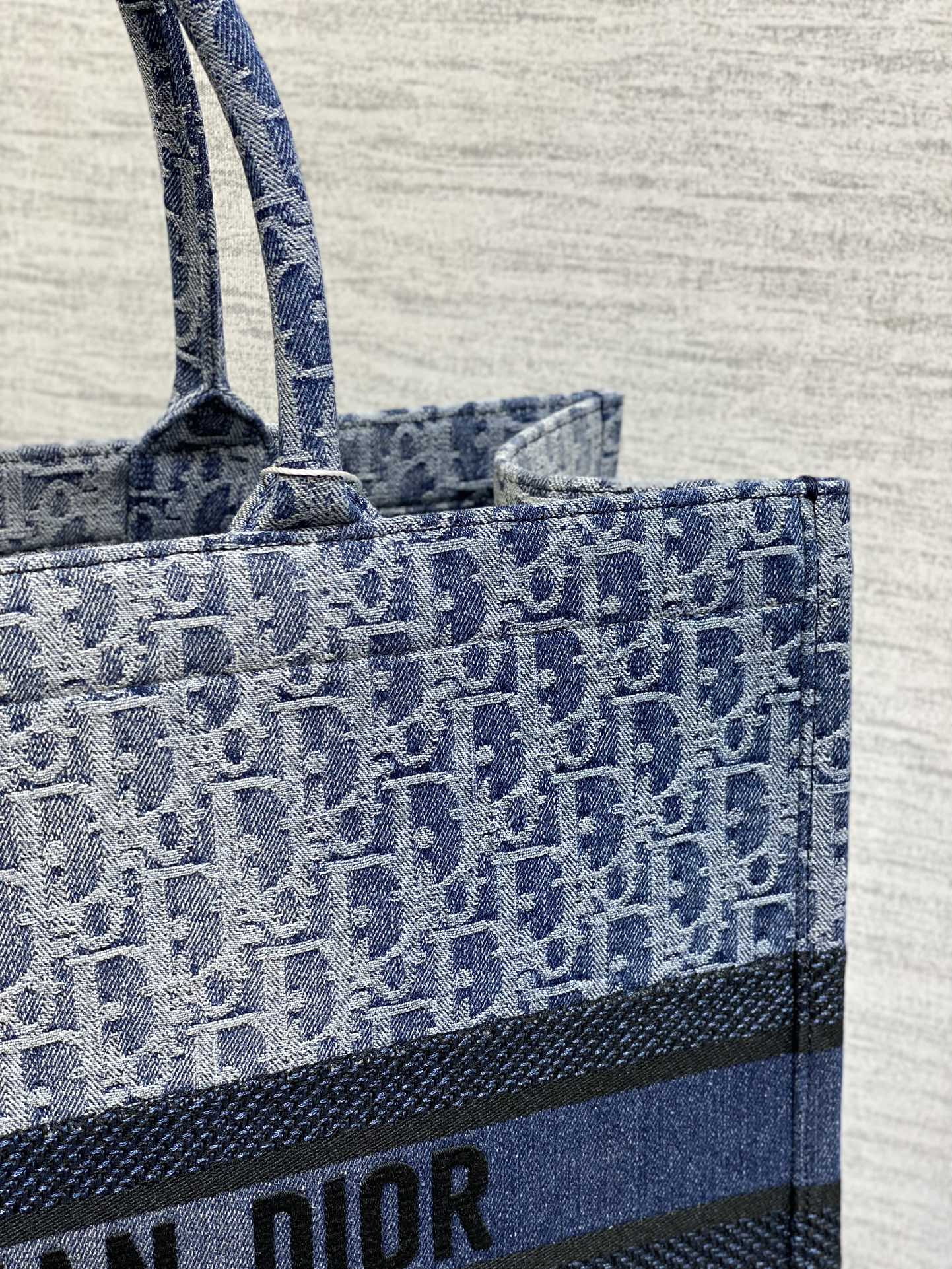 large d*or book tote blue De*1m d*or oblique jacquard  42 x 35 x 18.5 cm