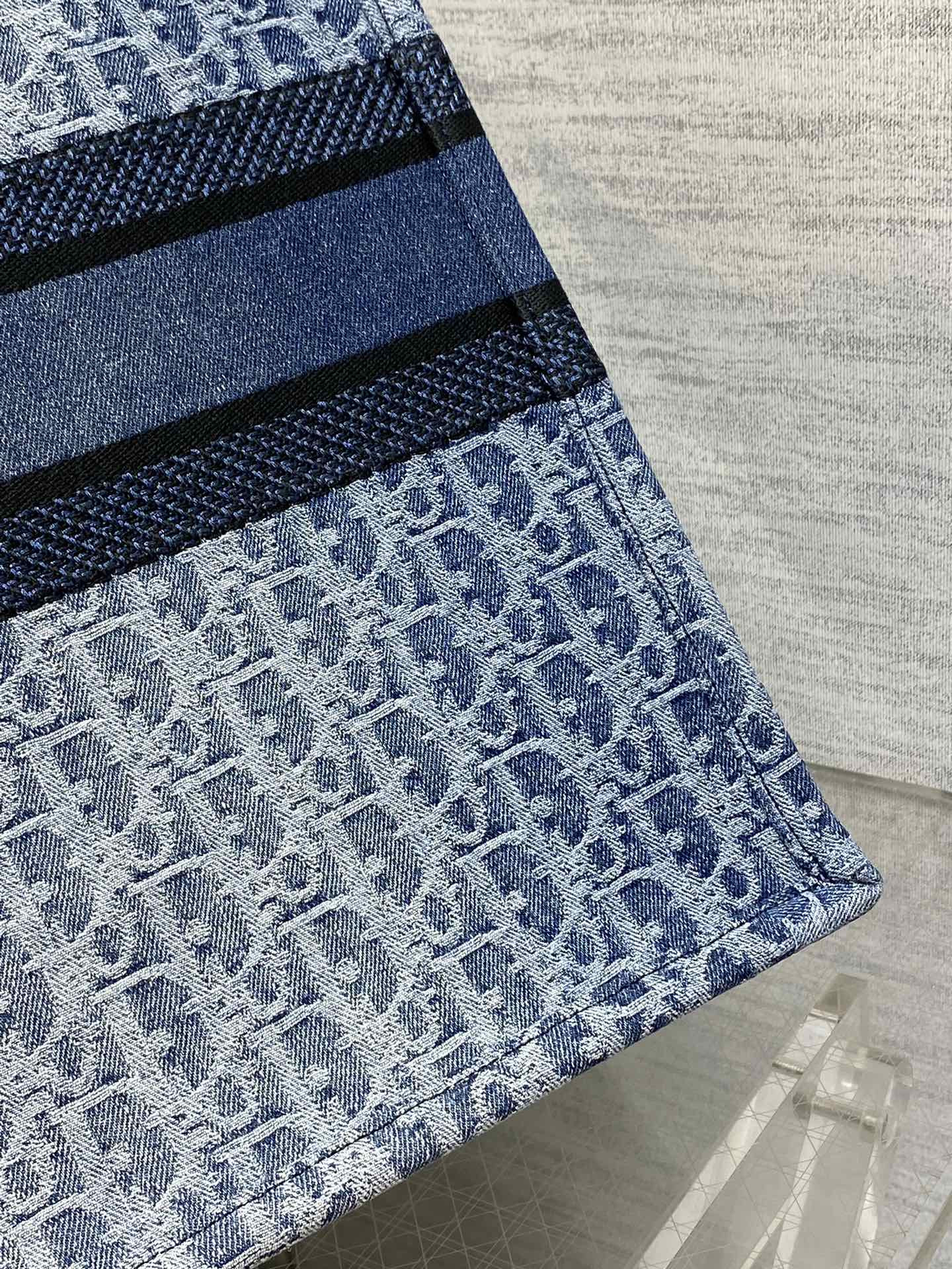 large d*or book tote blue De*1m d*or oblique jacquard  42 x 35 x 18.5 cm