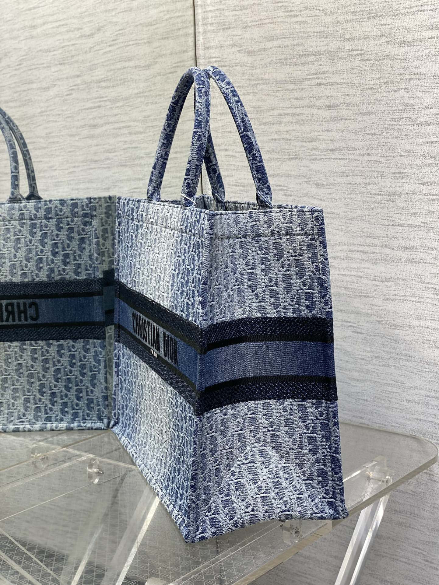 large d*or book tote blue De*1m d*or oblique jacquard  42 x 35 x 18.5 cm