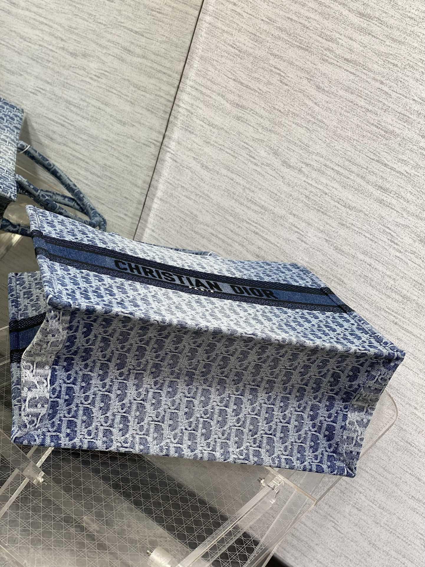 large d*or book tote blue De*1m d*or oblique jacquard  42 x 35 x 18.5 cm