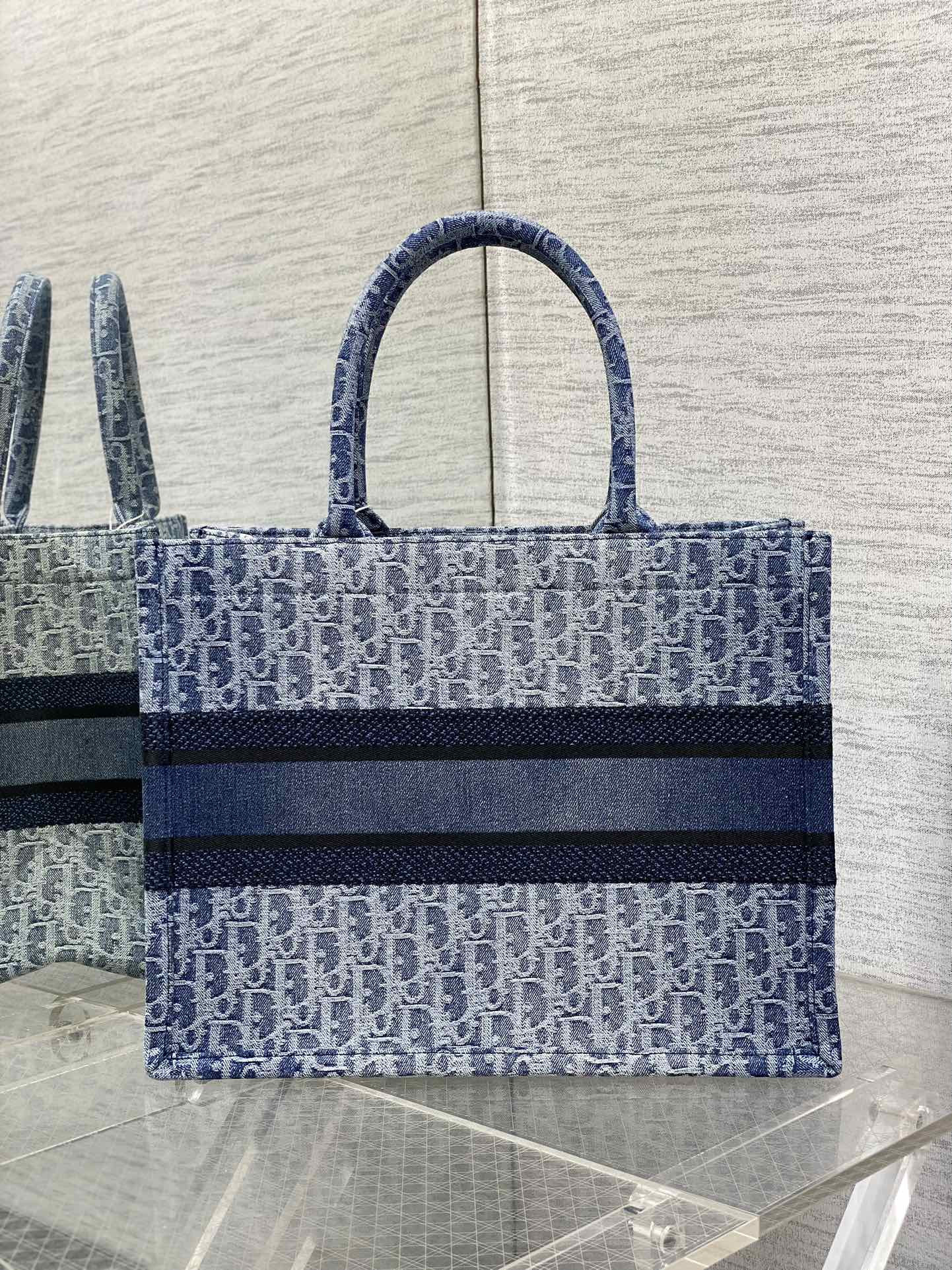 medium d*or book tote blue De*1m d*or oblique jacquard 36 x 27.5 x 16.5 cm