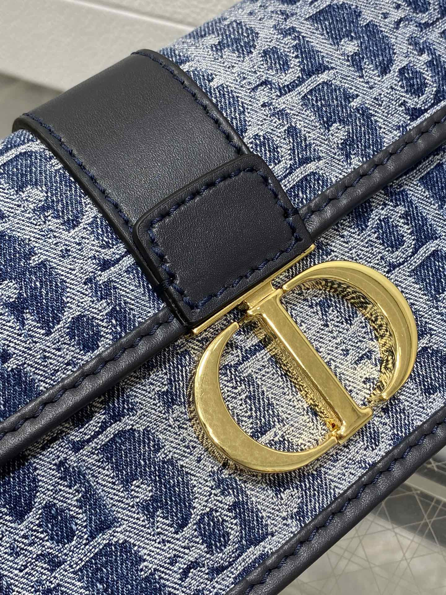d*or 30 montaigne east-west bag with chain blue De*1m d*or oblique jacquard  21 x 12 x 6 cm