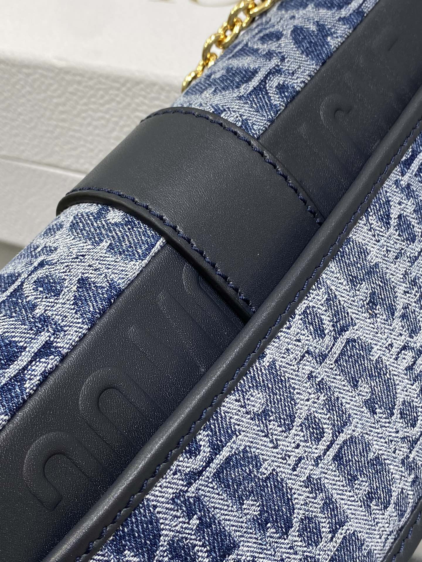 d*or 30 montaigne east-west bag with chain blue De*1m d*or oblique jacquard  21 x 12 x 6 cm